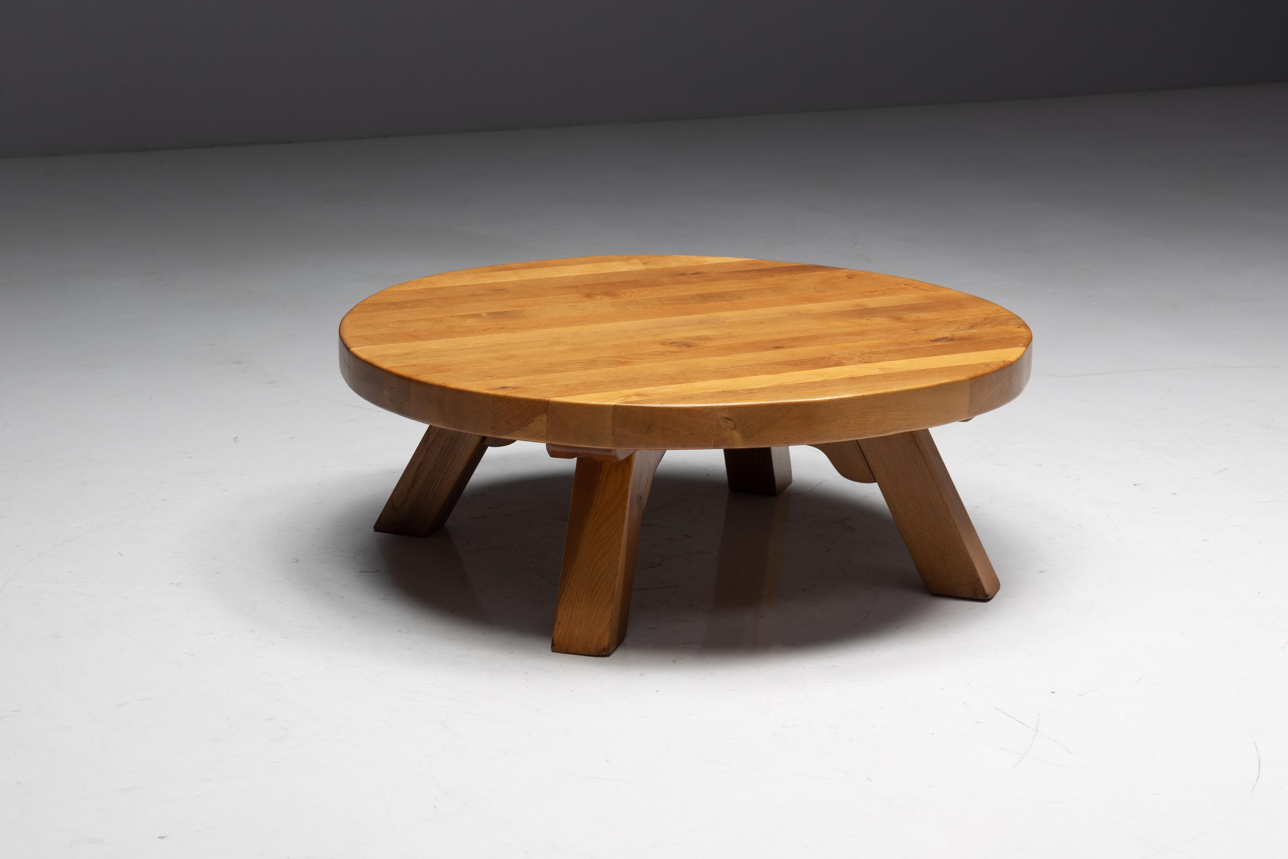 Mesa de centro redonda de roble brutalista, Francia, años 50 en venta 3
