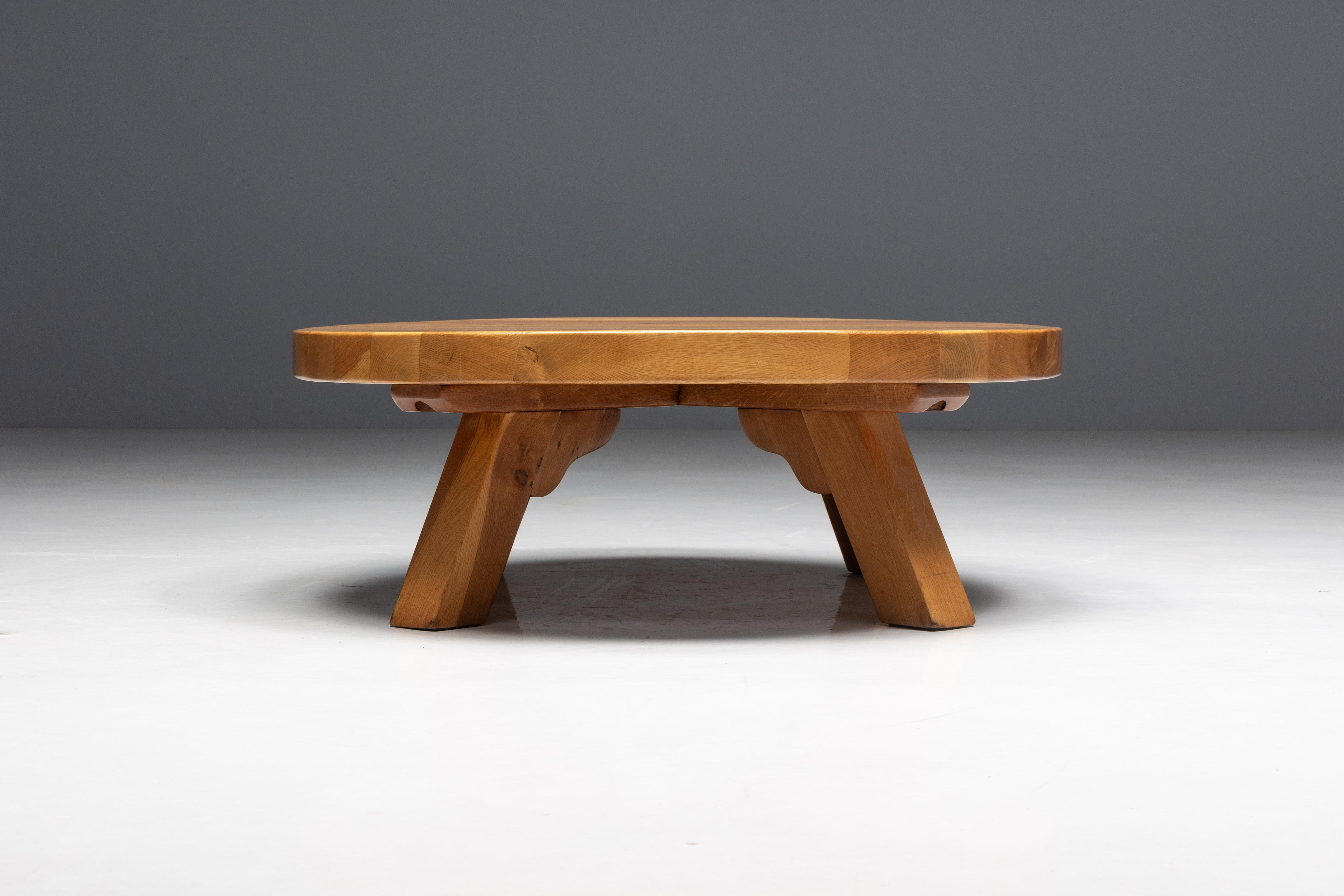 Mesa de centro redonda de roble brutalista, Francia, años 50 en venta 6