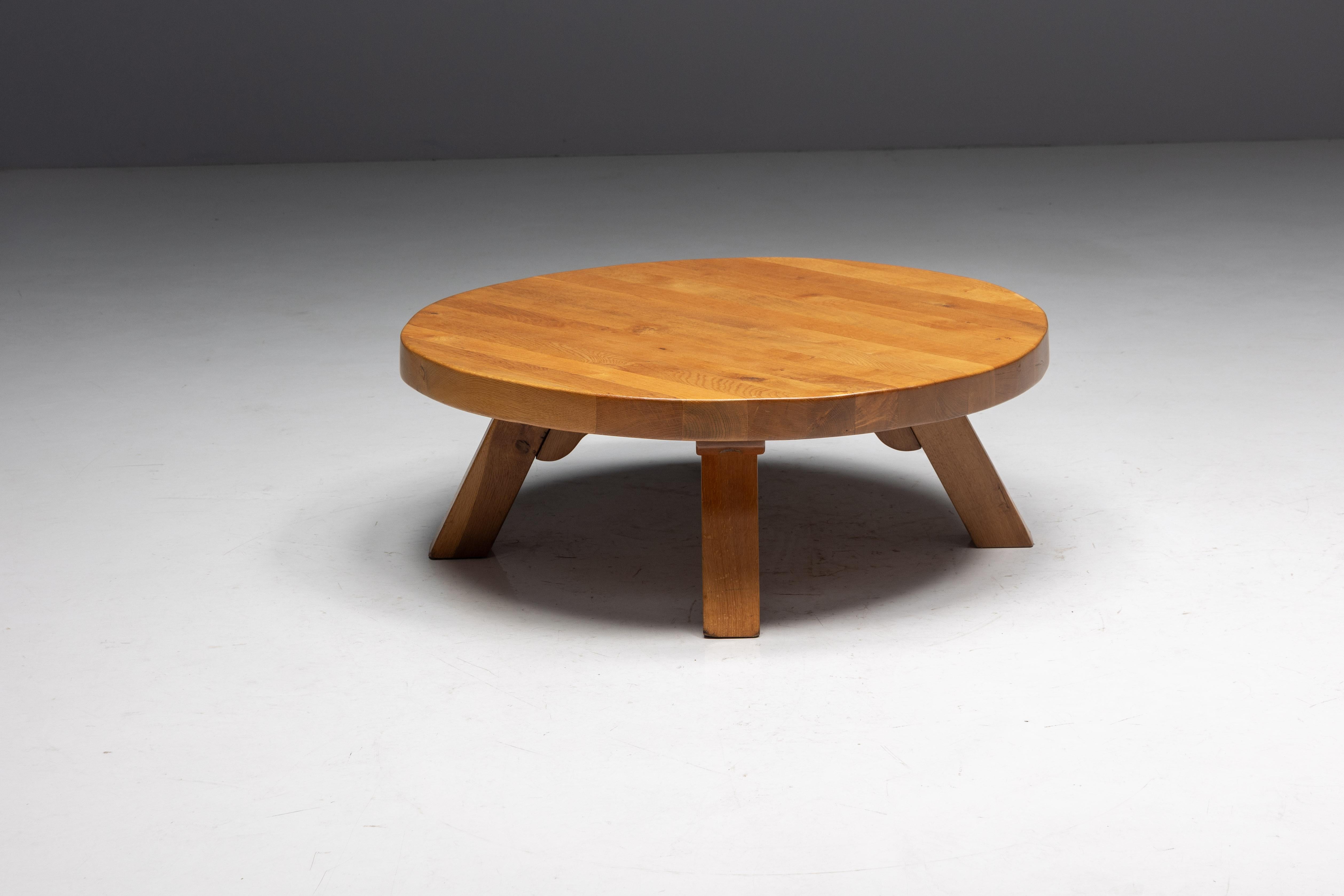 Mesa de centro redonda de roble brutalista, Francia, años 50 en venta 7