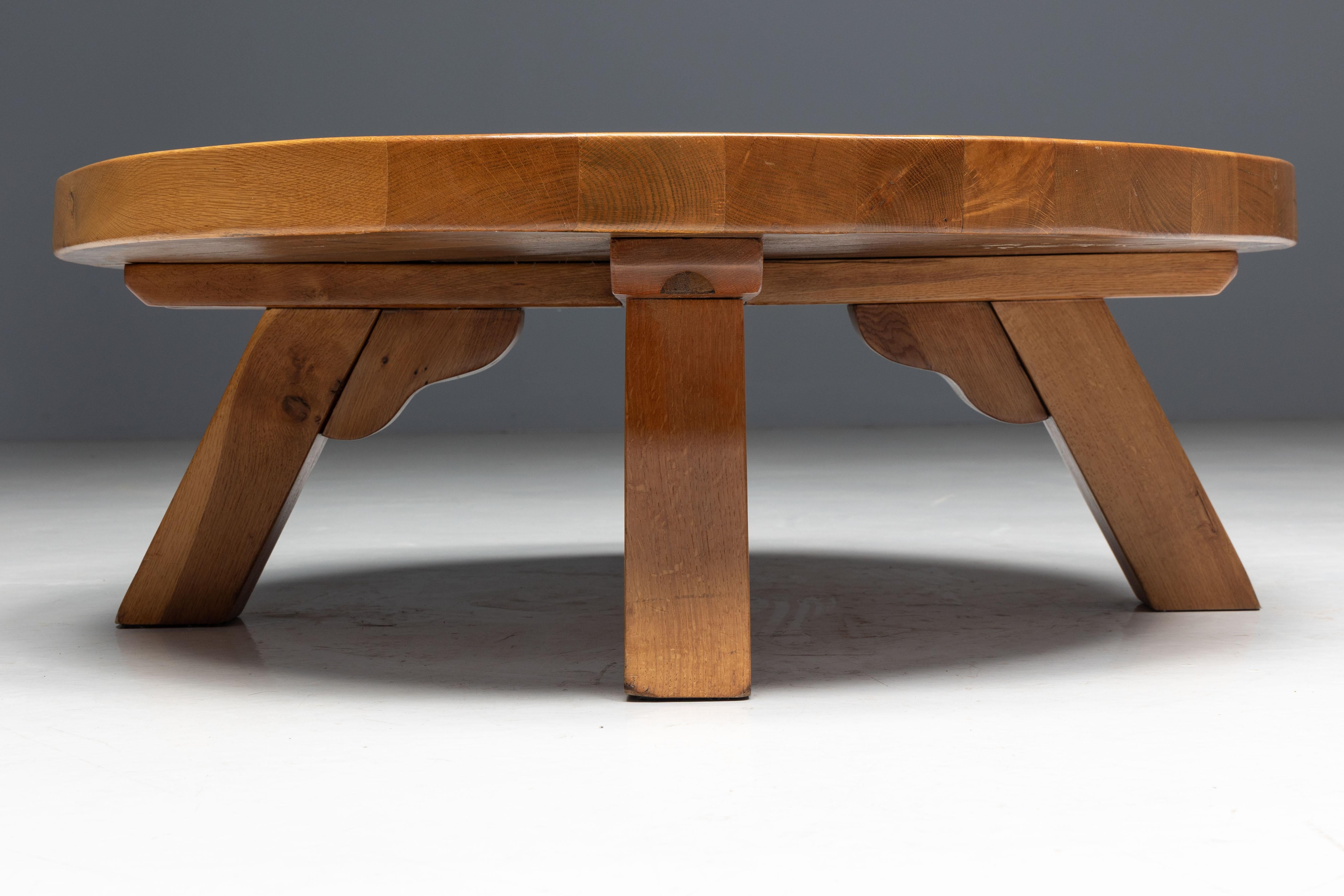 Mesa de centro redonda de roble brutalista, Francia, años 50 en venta 8