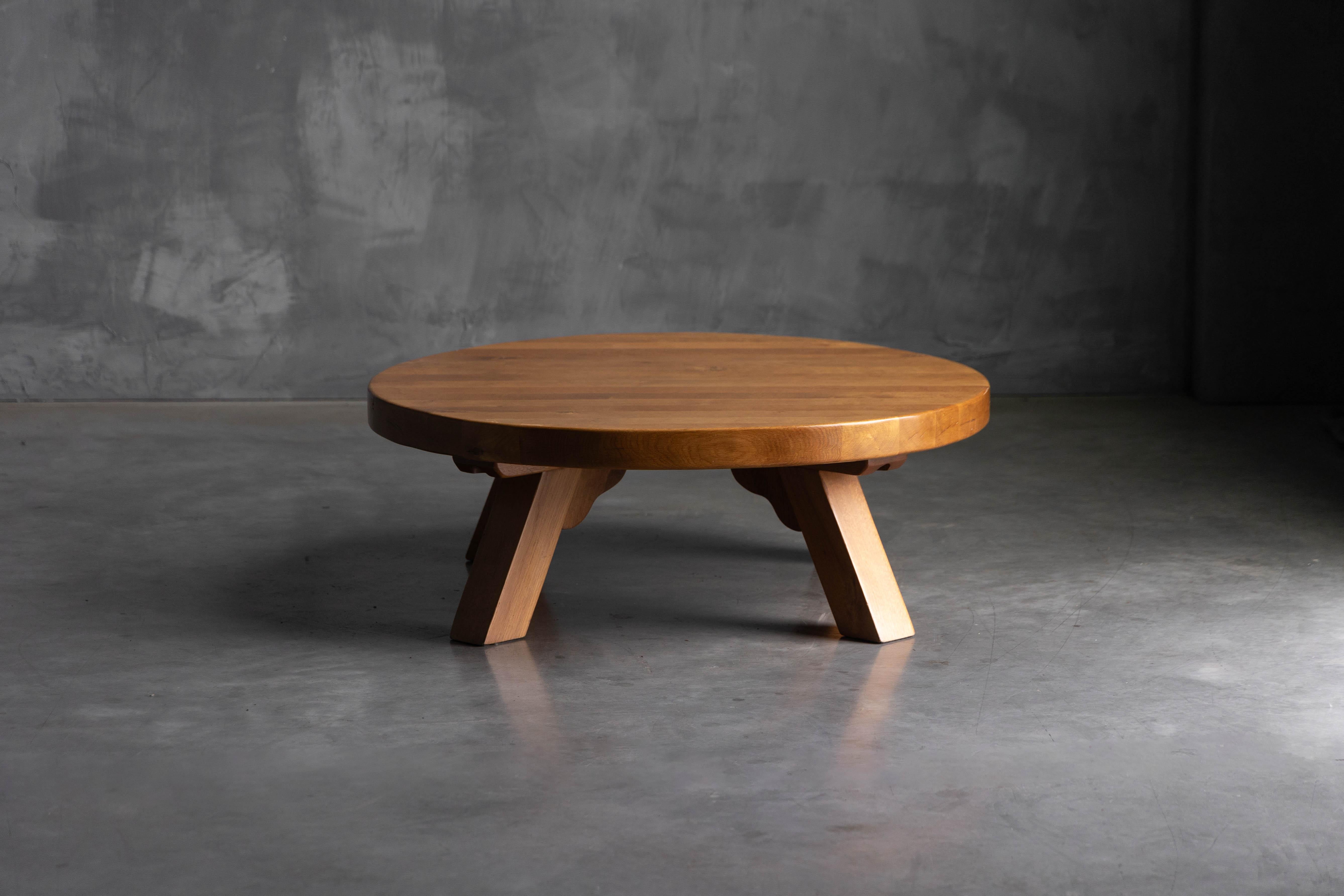 Mesa de centro redonda de roble brutalista, Francia, años 50 en Excelente estado para la venta en Antwerp, BE