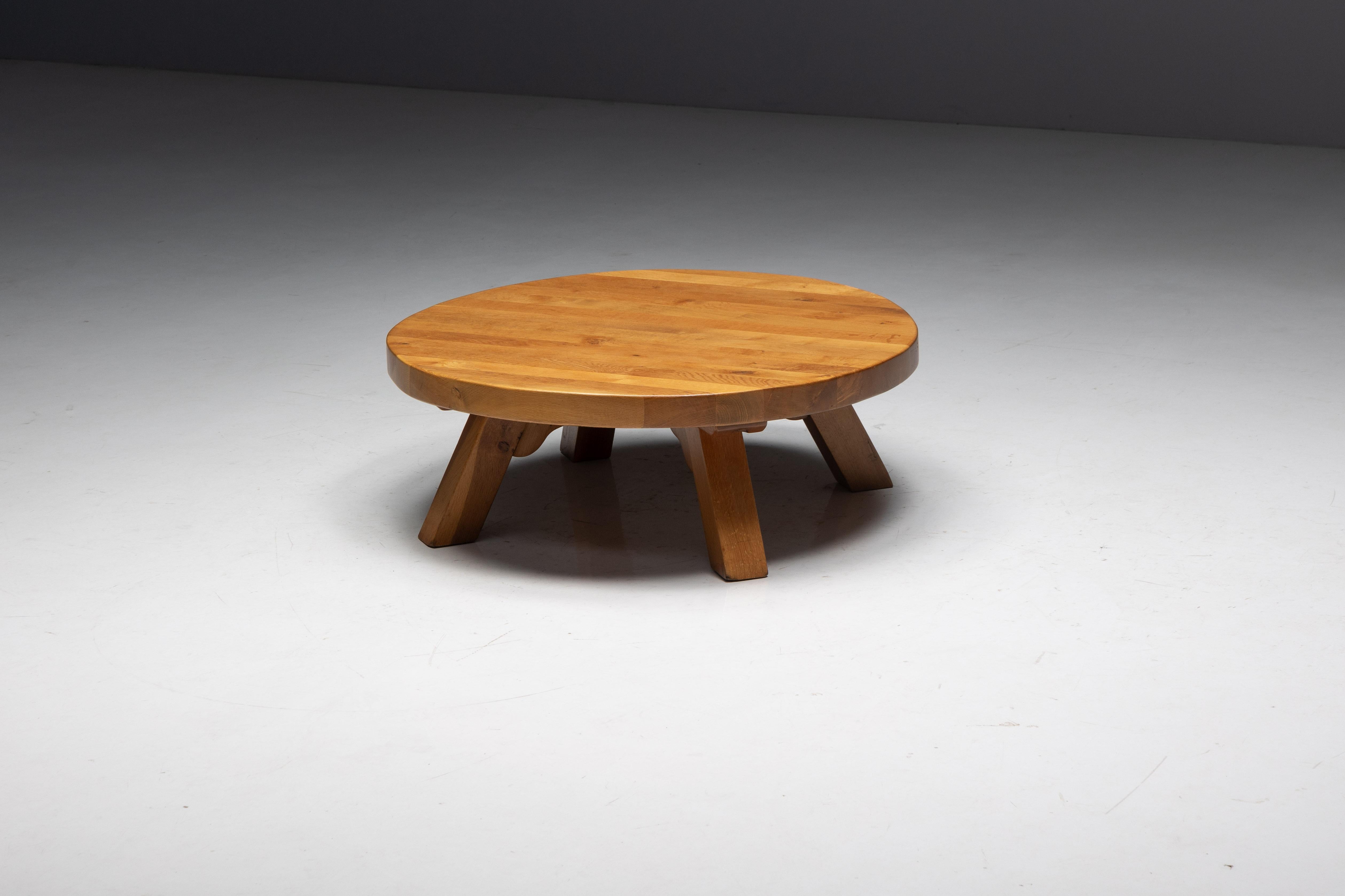 Mesa de centro redonda de roble brutalista, Francia, años 50 Madera en venta
