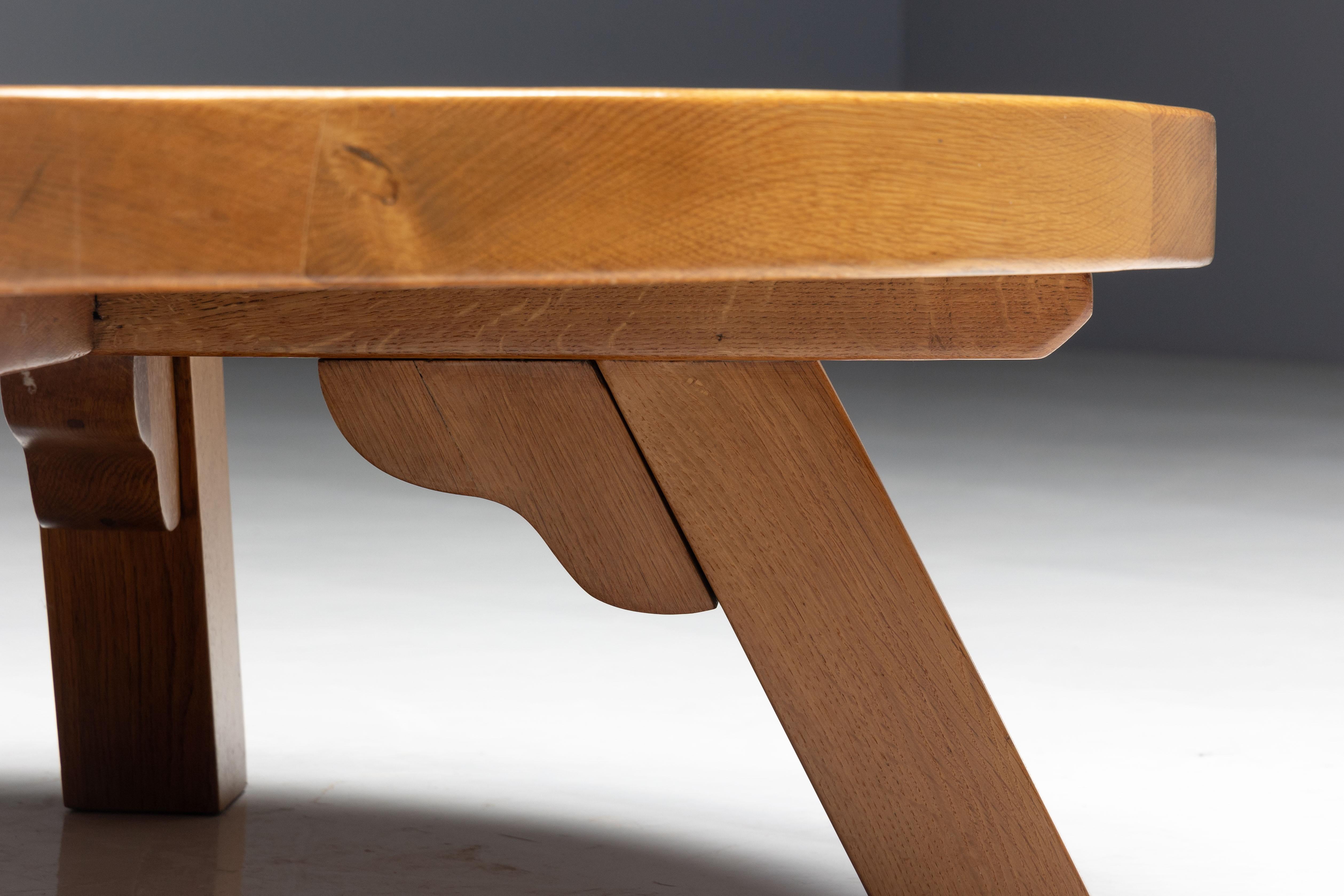 Mesa de centro redonda de roble brutalista, Francia, años 50 en venta 2