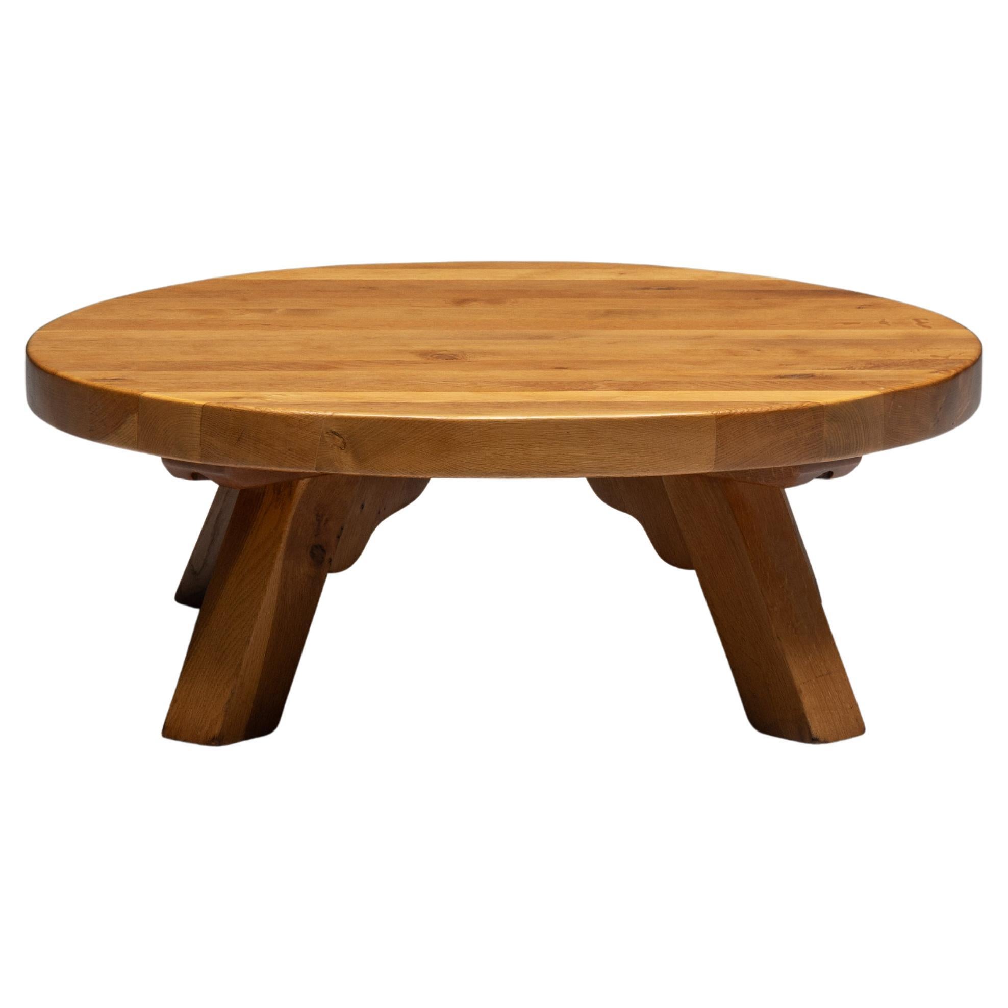 Mesa de centro redonda de roble brutalista, Francia, años 50 en venta