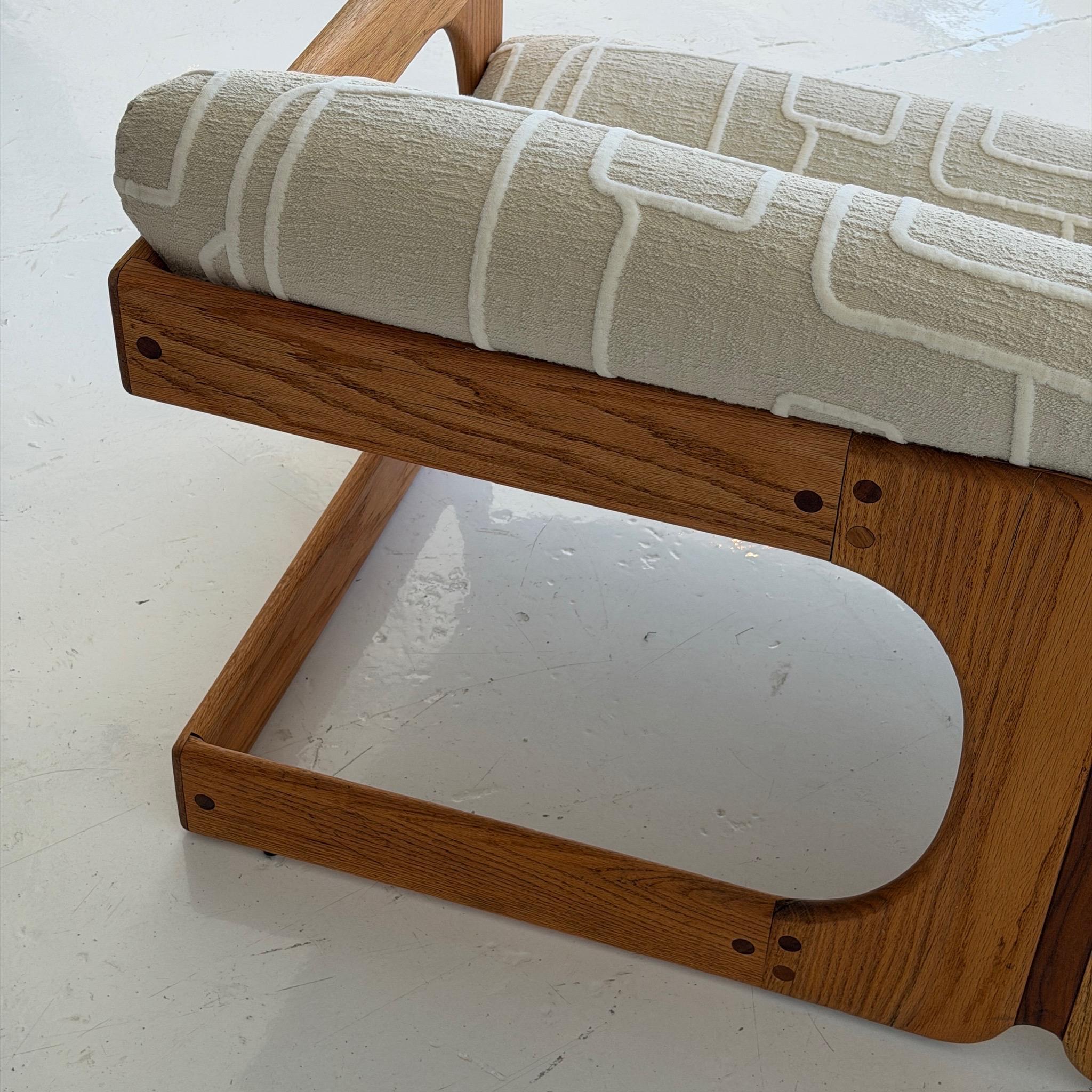 Sofá Brutalista de Roble de Lou Hodges en Bueno estado para la venta en Chicago, IL