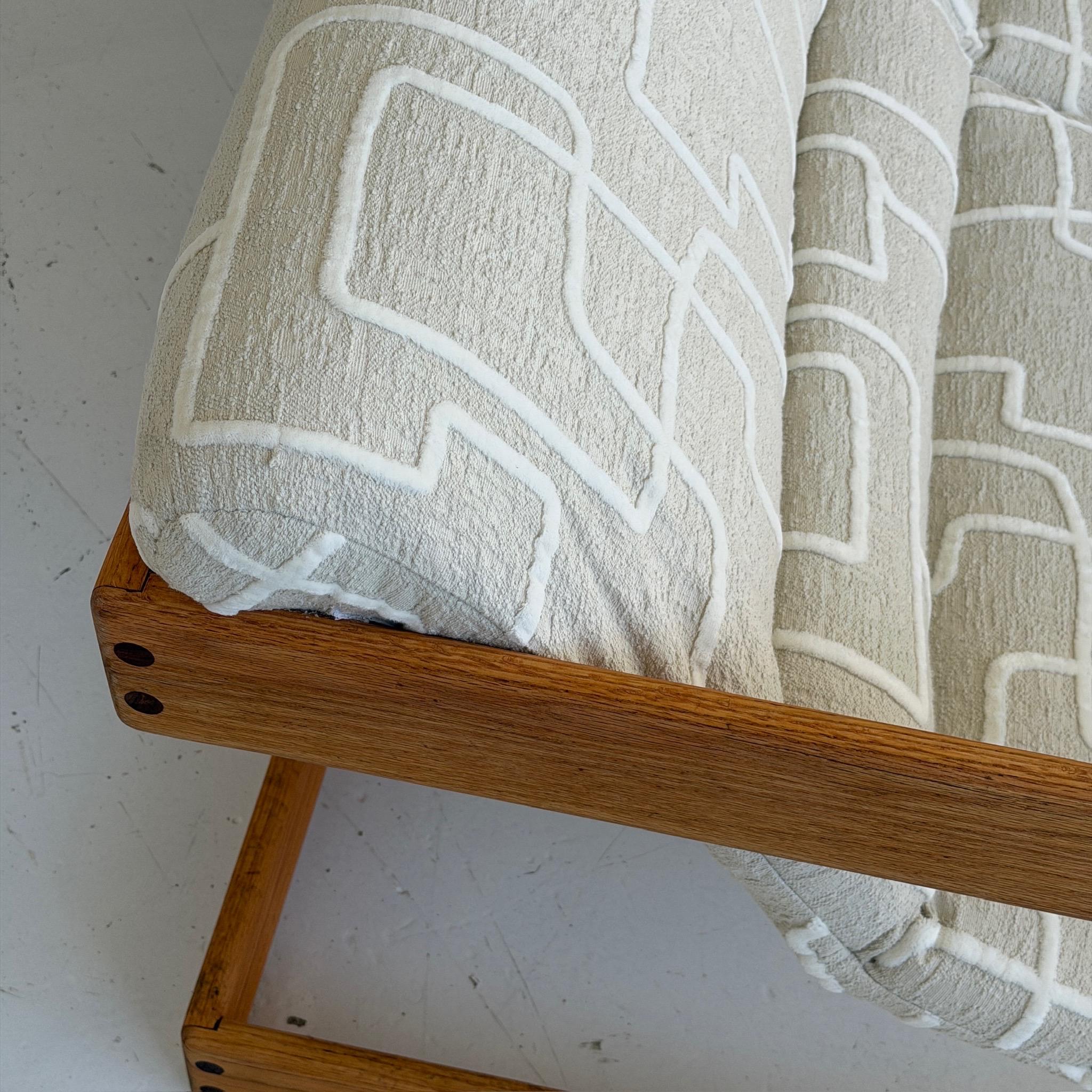 Sofá Brutalista de Roble de Lou Hodges Tela en venta