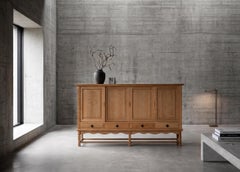 Credenza in rovere in stile brutalista attribuita a Henning Kjærnulf, Danimarca, anni ’60
