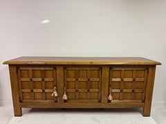 Aparador Brutalista de Roble con Frente de Celosía Estilo Español