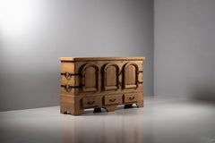 Buffet brutaliste en Oak Oak avec arcade romane et fer forgé, années 1960