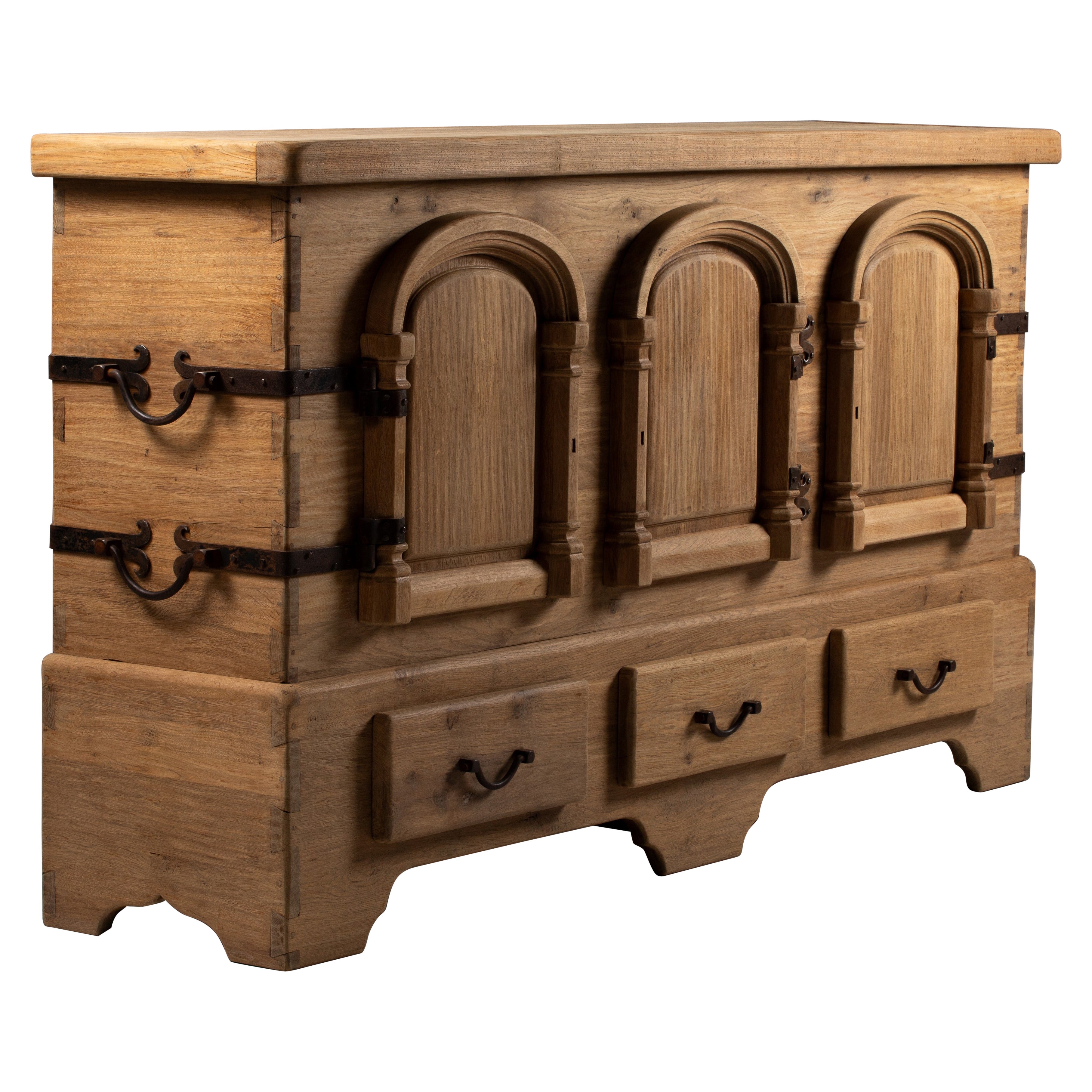 Credenza brutalista in Oak con arco romanico e ferro forgiato, anni '60