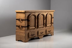 Buffet brutaliste en Oak Oak avec arcade romane et fer forgé, années 1960