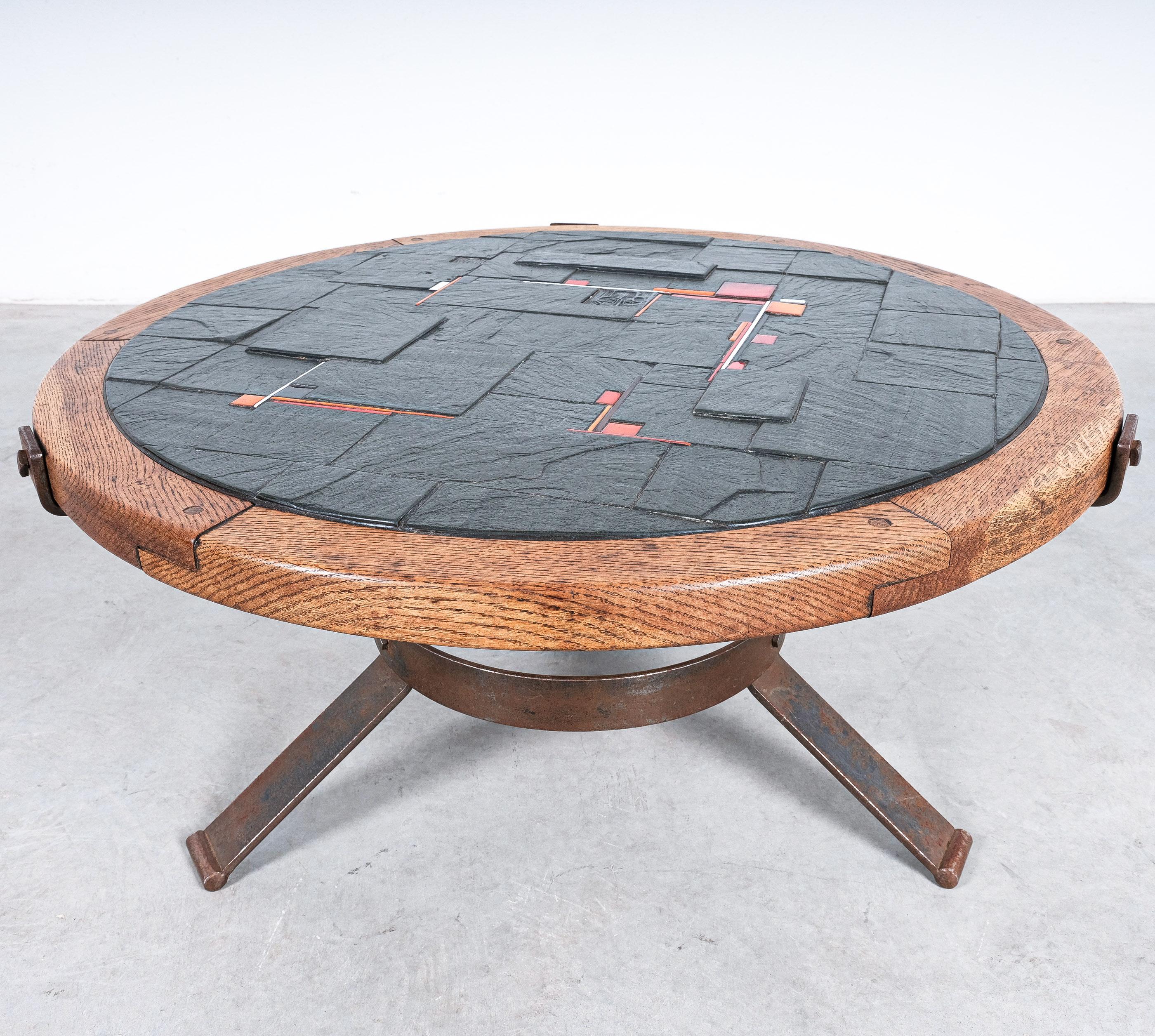 Brutalisme Table basse brutaliste en ardoise de chêne avec base en fer forgé, France, 1950 en vente