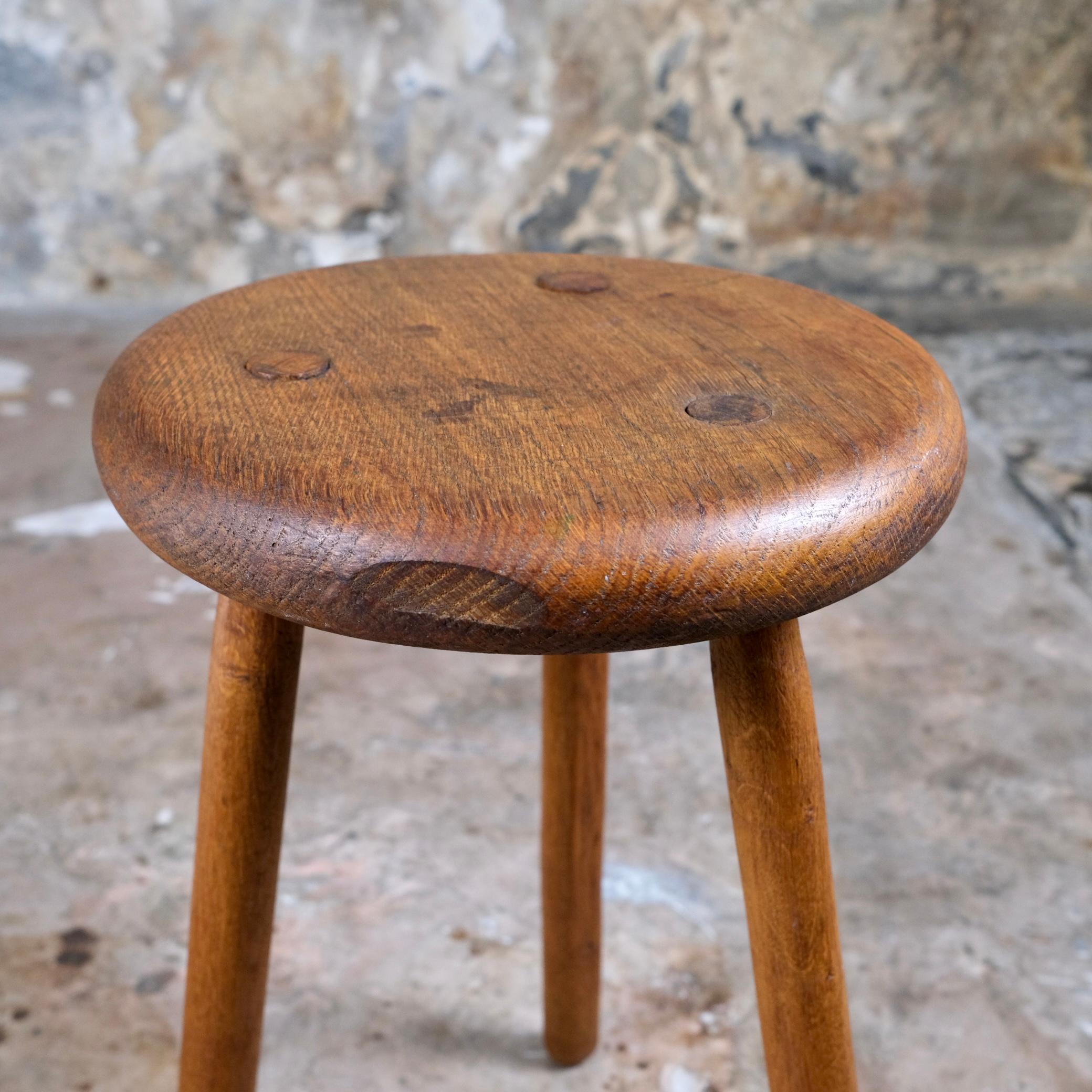Sgabello treppiede brutalista in legno di oak, Francia, anni '50 in vendita 3