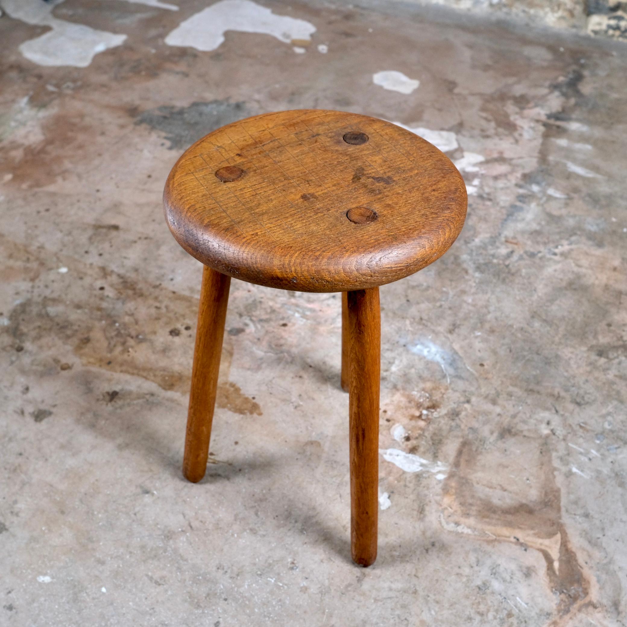 Sgabello treppiede brutalista in legno di oak, Francia, anni '50 in vendita 5