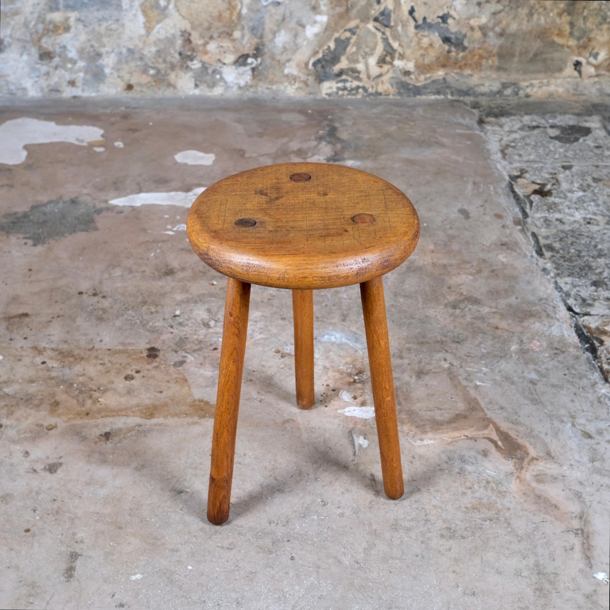 Bellissimo sgabello brutalista a treppiede, realizzato in Francia negli anni Cinquanta.
Legno di Oak, gambe sottili, seduta arrotondata, una piccola perfezione!
Bella patina, tracce d'uso.
Dimensioni: P28cm, H44cm