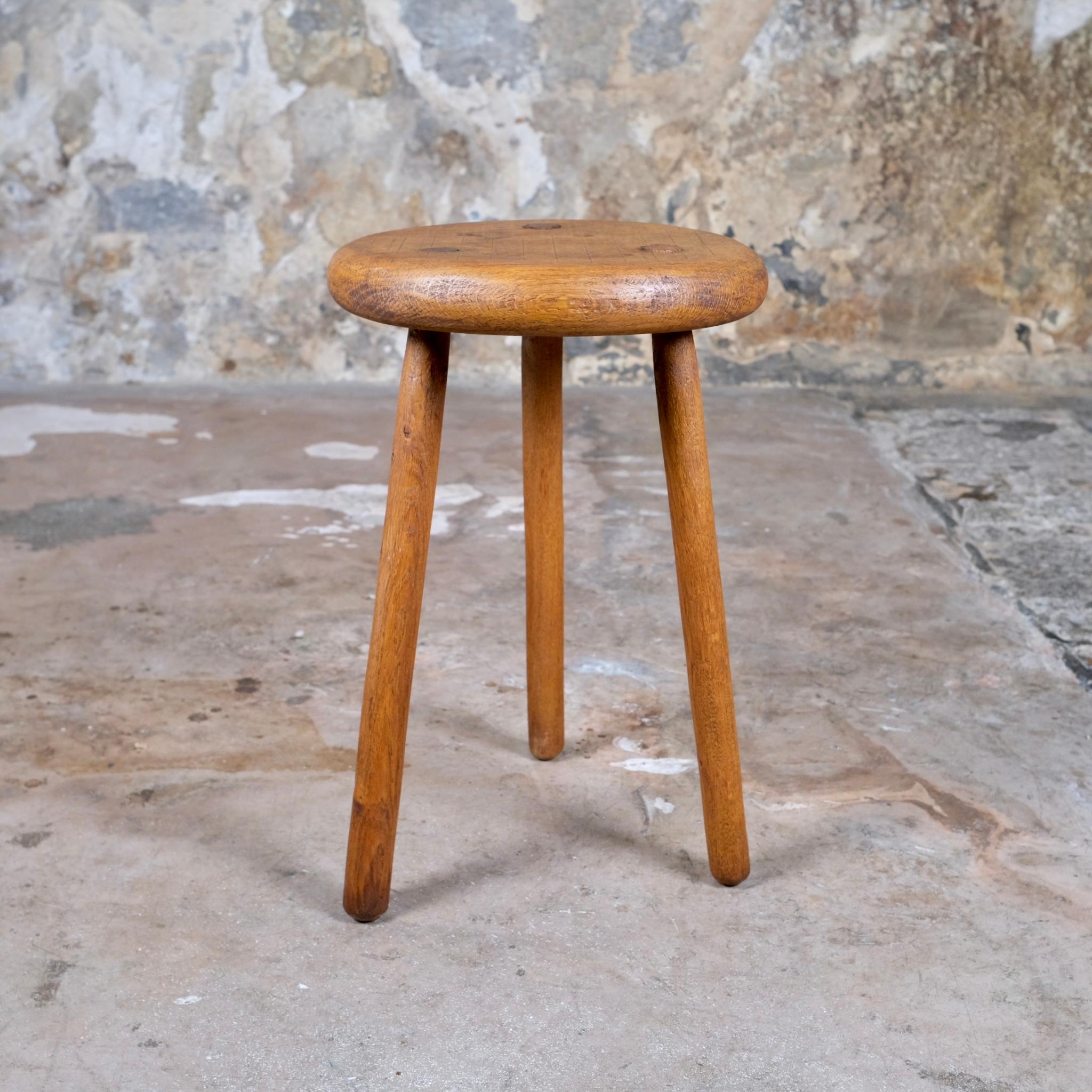 Brutalismo Sgabello treppiede brutalista in legno di oak, Francia, anni '50 in vendita