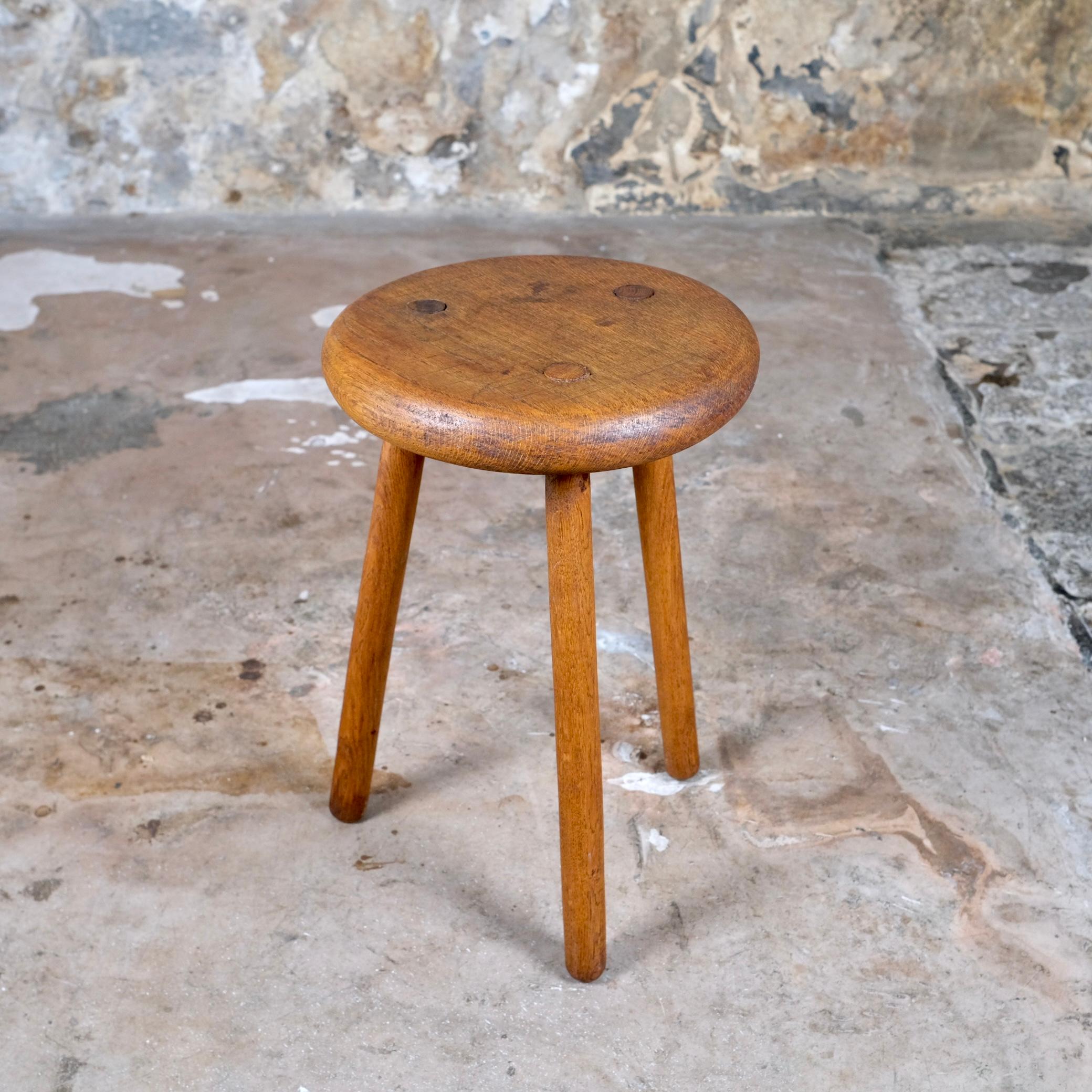 Sgabello treppiede brutalista in legno di oak, Francia, anni '50 In condizioni buone in vendita a Lyon, FR