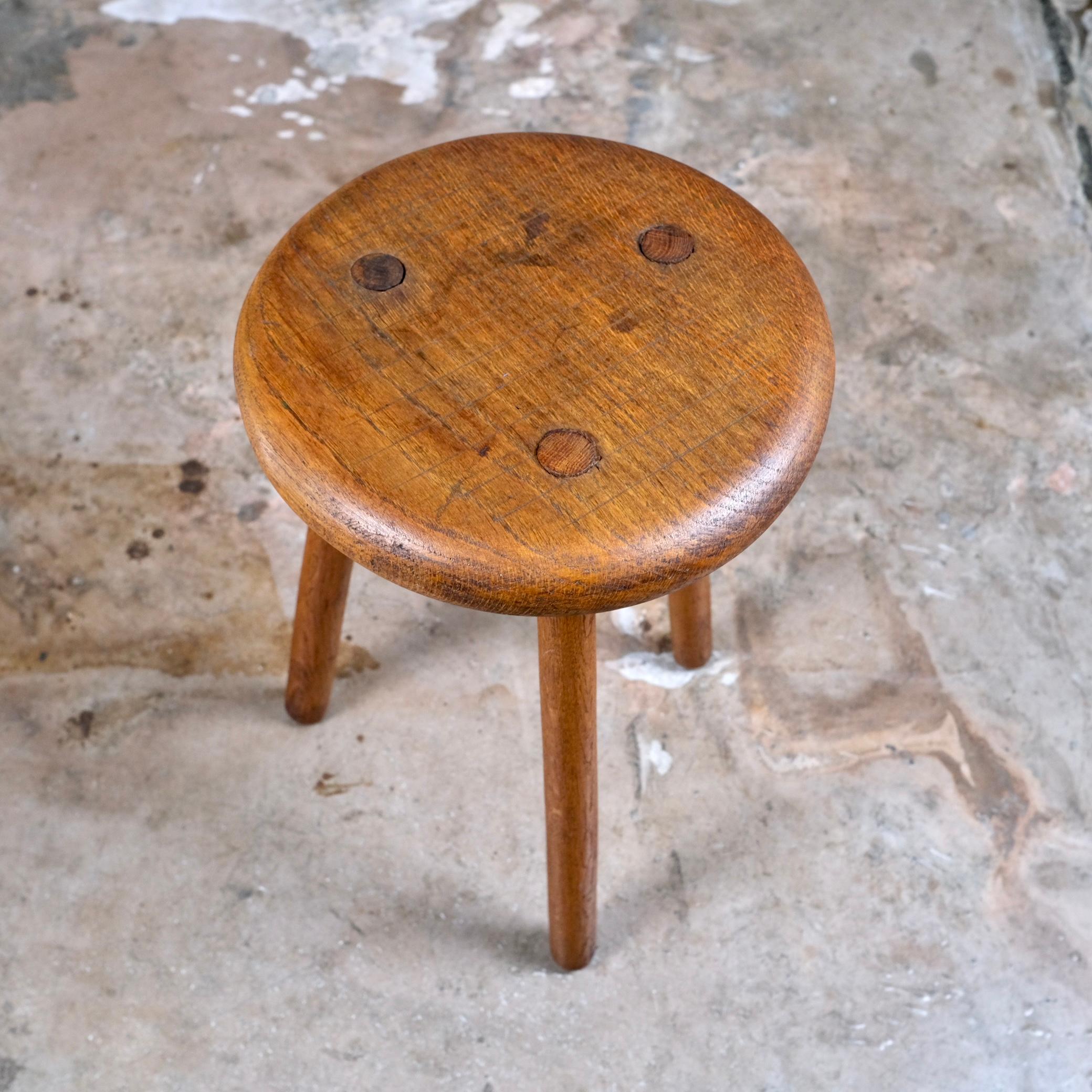 Metà XX secolo Sgabello treppiede brutalista in legno di oak, Francia, anni '50 in vendita