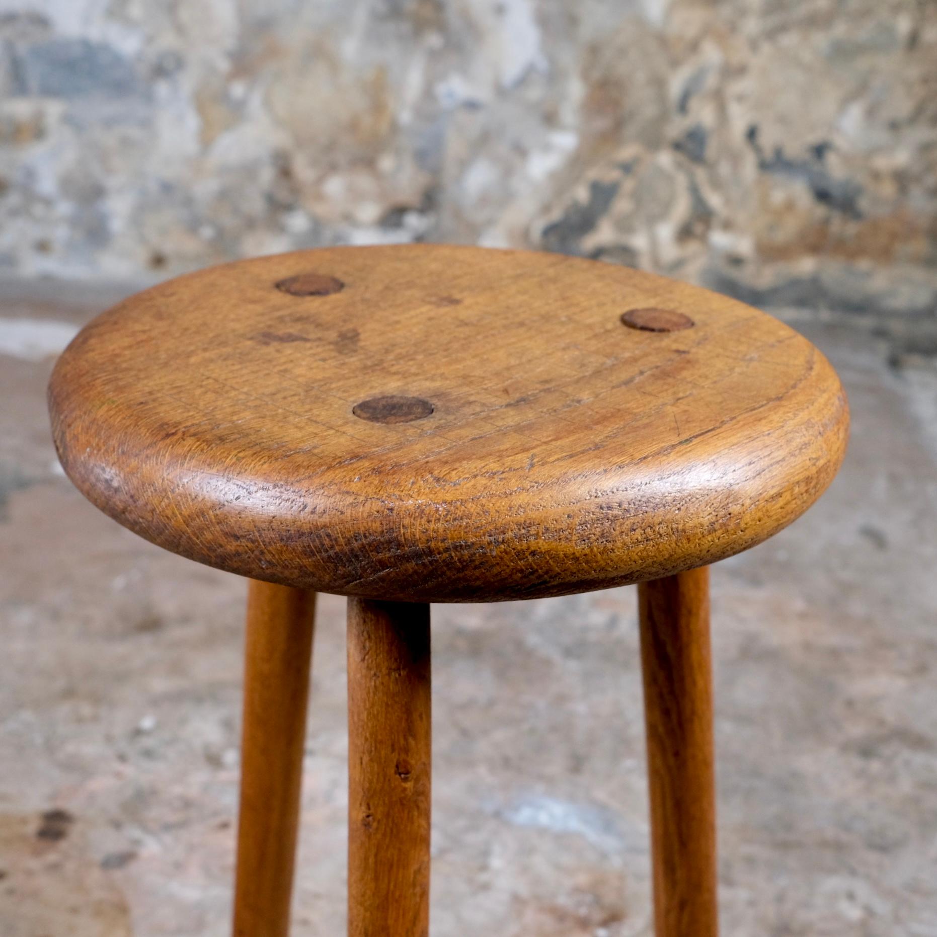 Sgabello treppiede brutalista in legno di oak, Francia, anni '50 in vendita 1