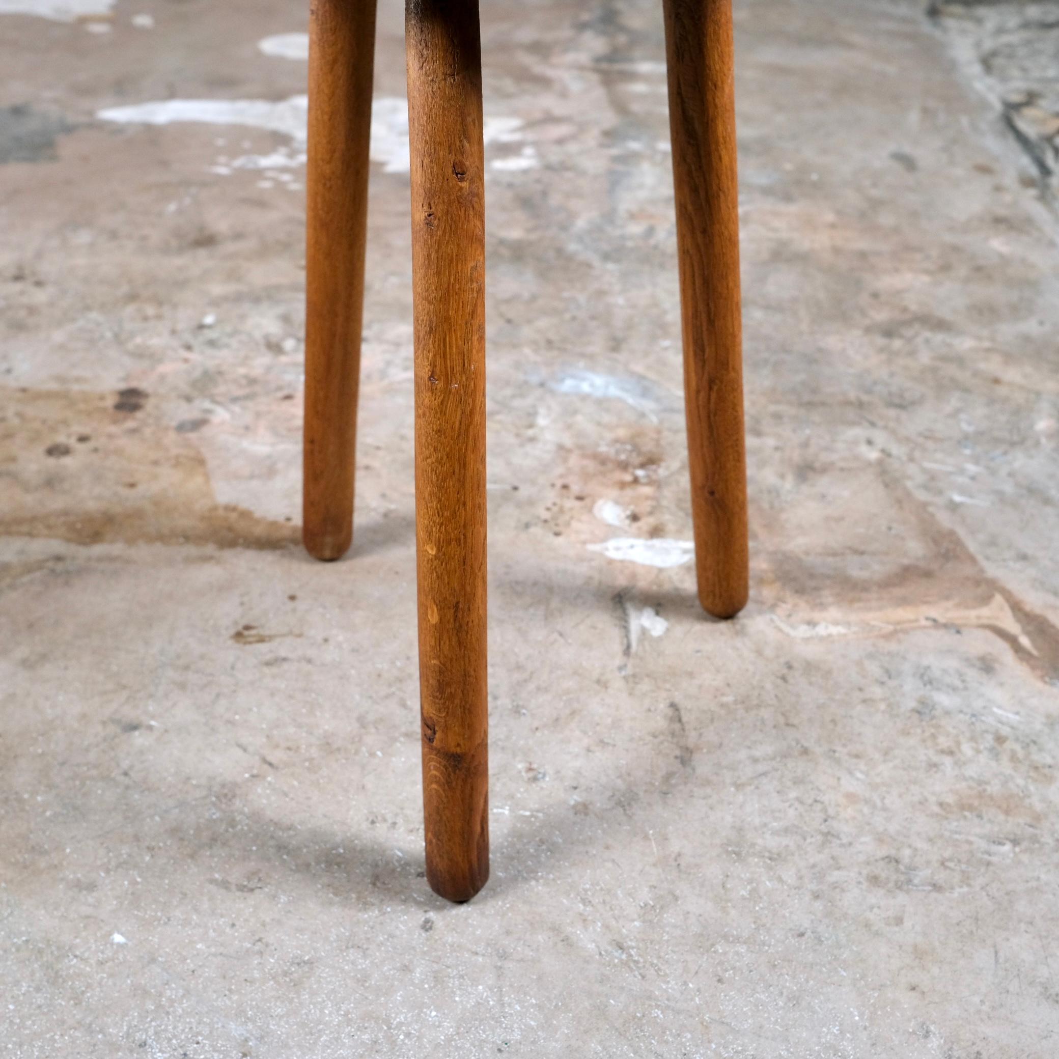 Sgabello treppiede brutalista in legno di oak, Francia, anni '50 in vendita 2