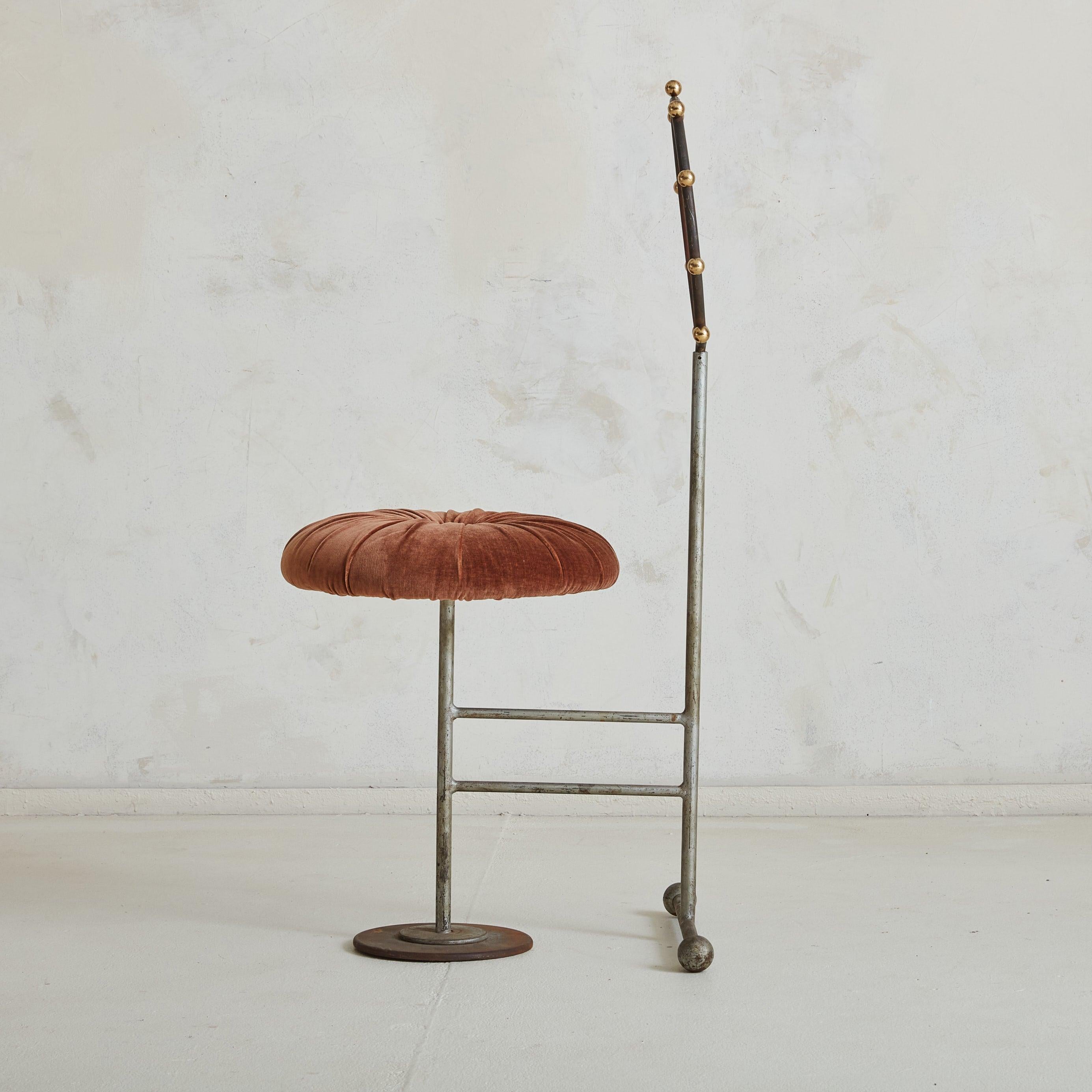 Ein brutalistischer Beistellstuhl aus den 1980er Jahren, der dem italienischen Künstler und Designer Luigi Serafini für Sawaya & Moroni zugeschrieben wird. Die handwerklich gefertigte Silhouette aus Eisen hat eine skurrile abstrakte Form mit einer