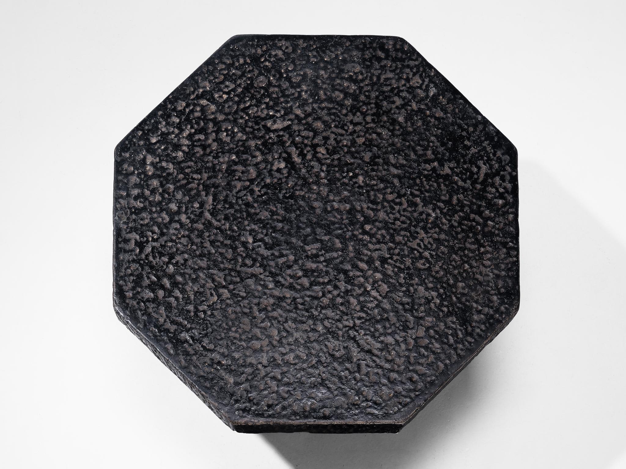 Brutalist Octagonal Coffee Table in Black Stone Look Resin In Good Condition For Sale In Waalwijk, NL