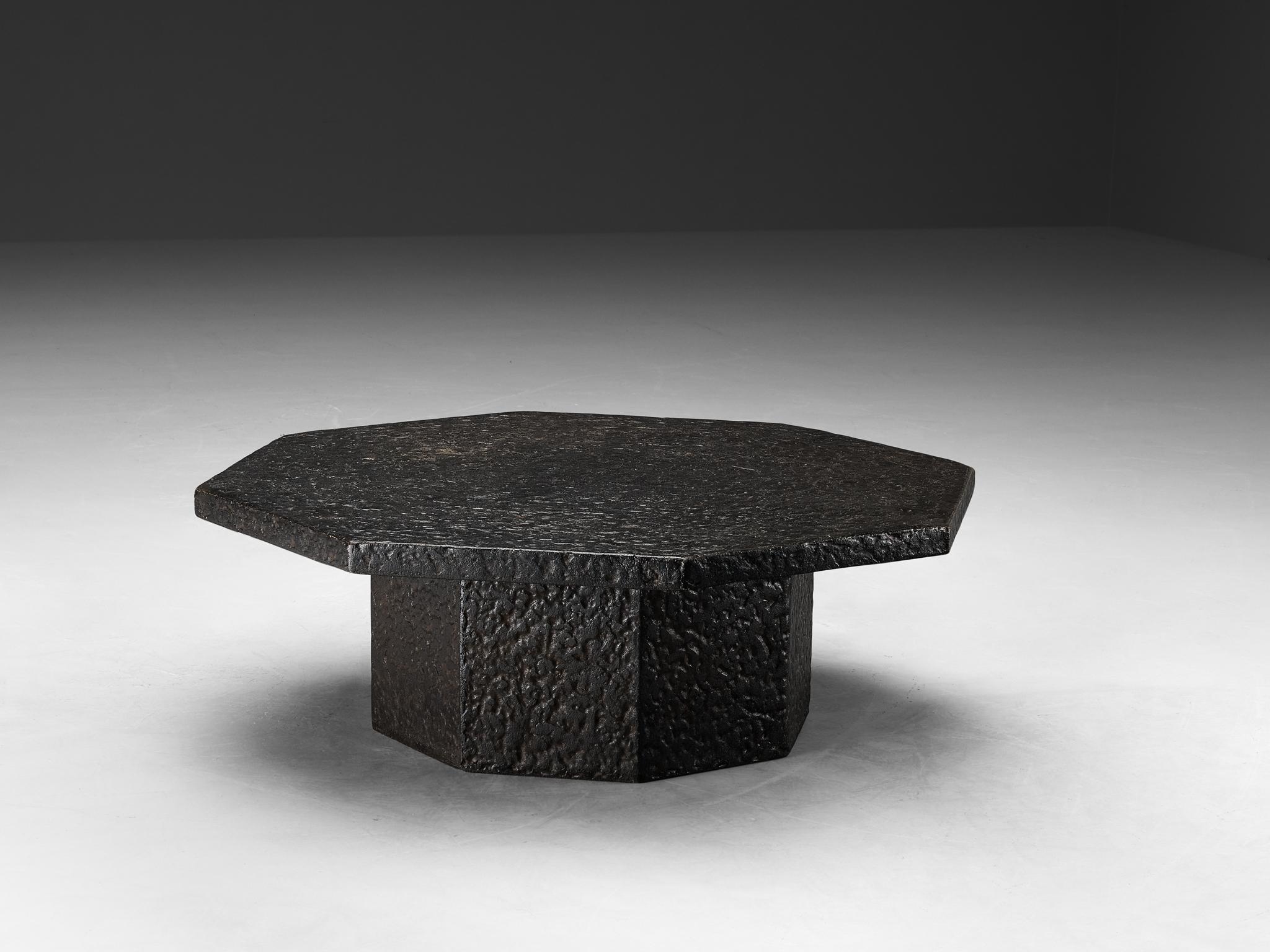 Brutalist Octagonal Coffee Table in Black Stone Look Resin  In Good Condition In Waalwijk, NL