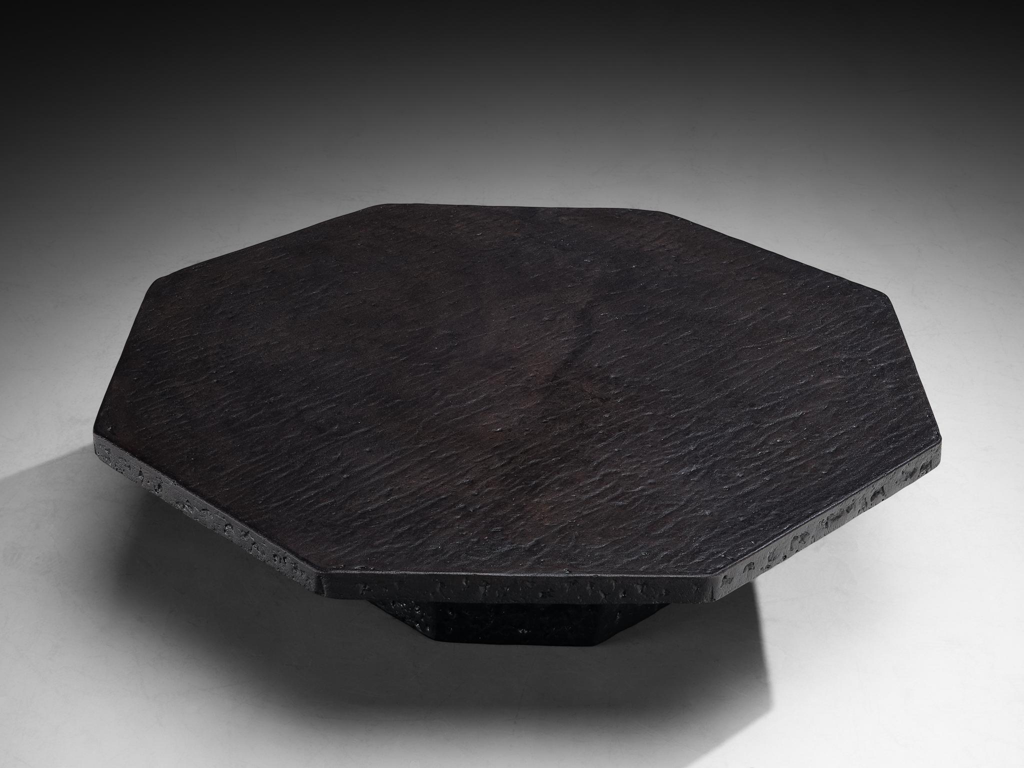 Brutalist Octagonal Coffee Table in Black Stone Look Resin In Good Condition For Sale In Waalwijk, NL