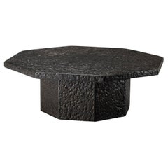Table basse octogonale brutaliste en résine noire aspect pierre 