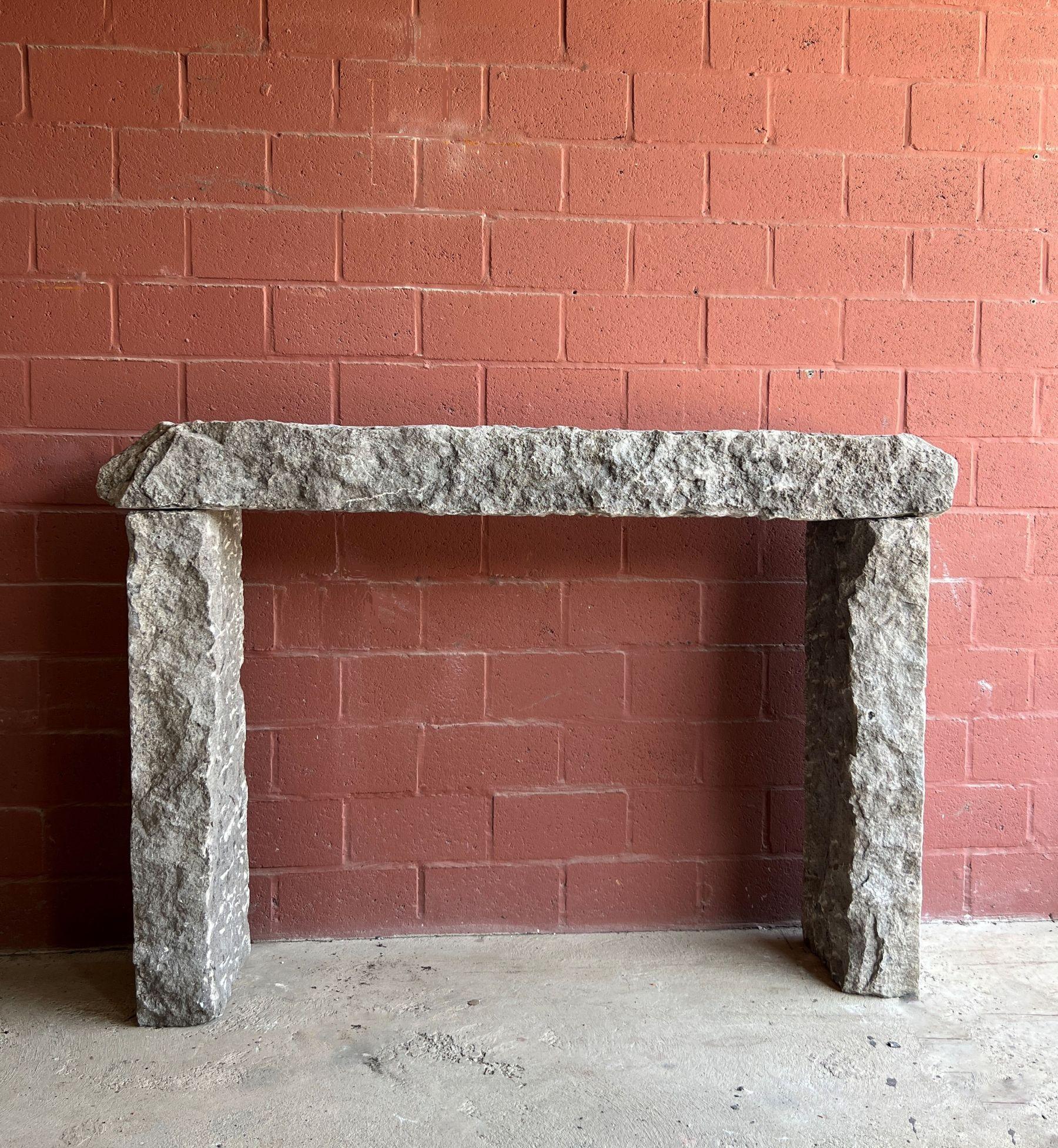 Hicimos esta repisa de chimenea a partir de elementos arquitectónicos de bleustone (granito belga) del siglo XIX. Todas las piezas se ajustaron y retocaron a mano para que encajaran a la perfección. Todo ello conservando su pátina original.