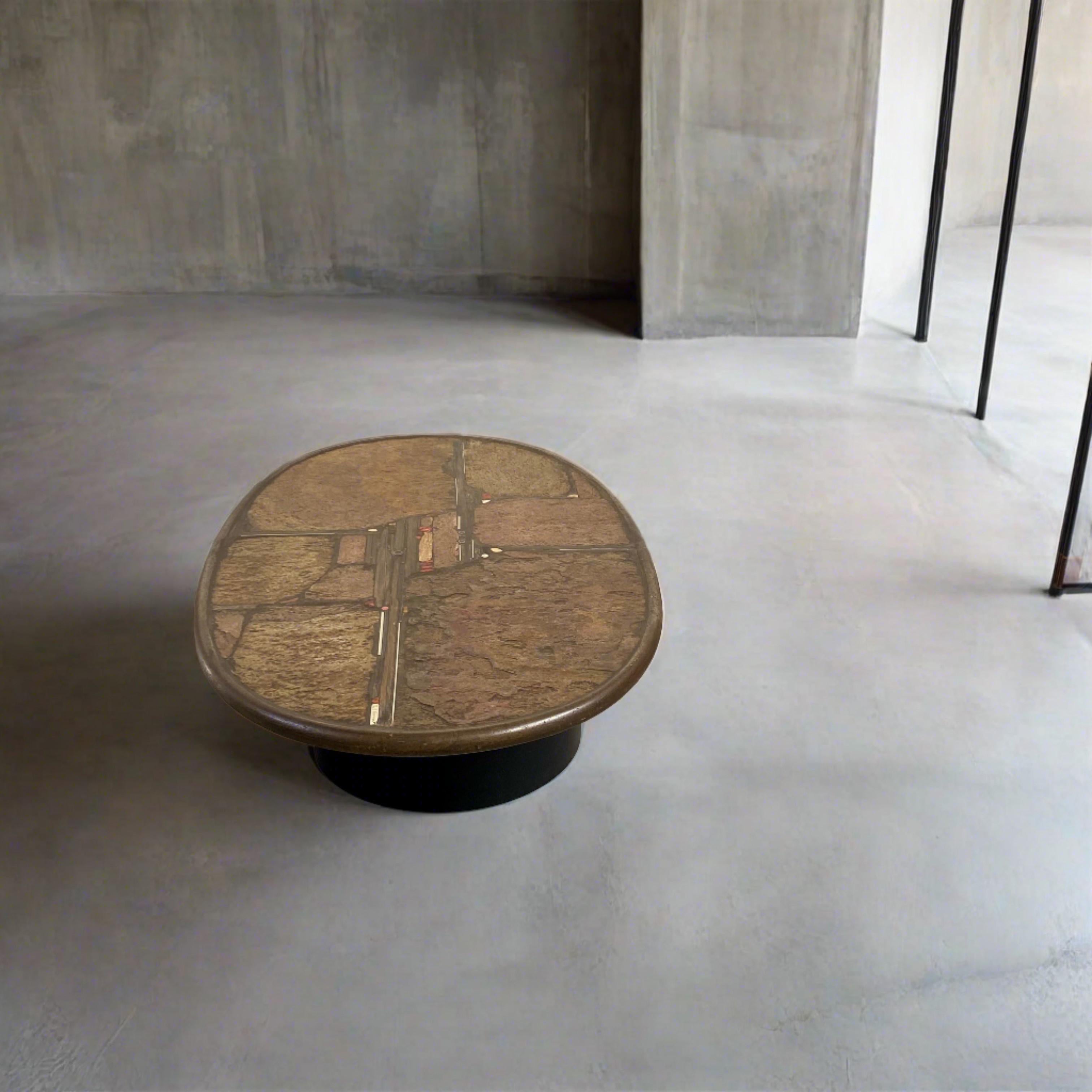 Mesa baja ovalada brutalista del escultor Paul Kingma Dutch Design Países Bajos Holandés en venta