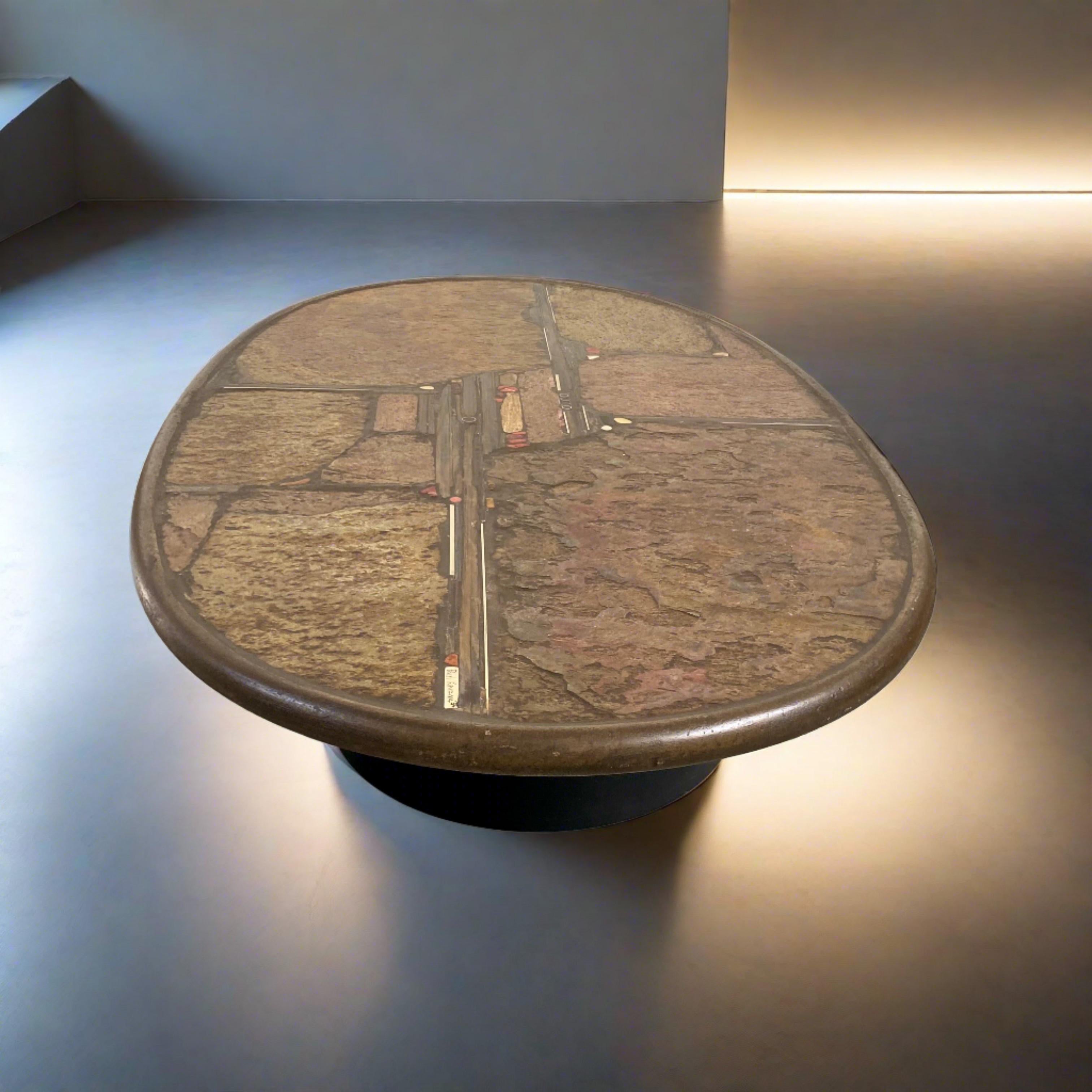 Fait main Table basse ovale brutaliste du sculpteur Paul Kingma, design néerlandais Pays-Bas en vente