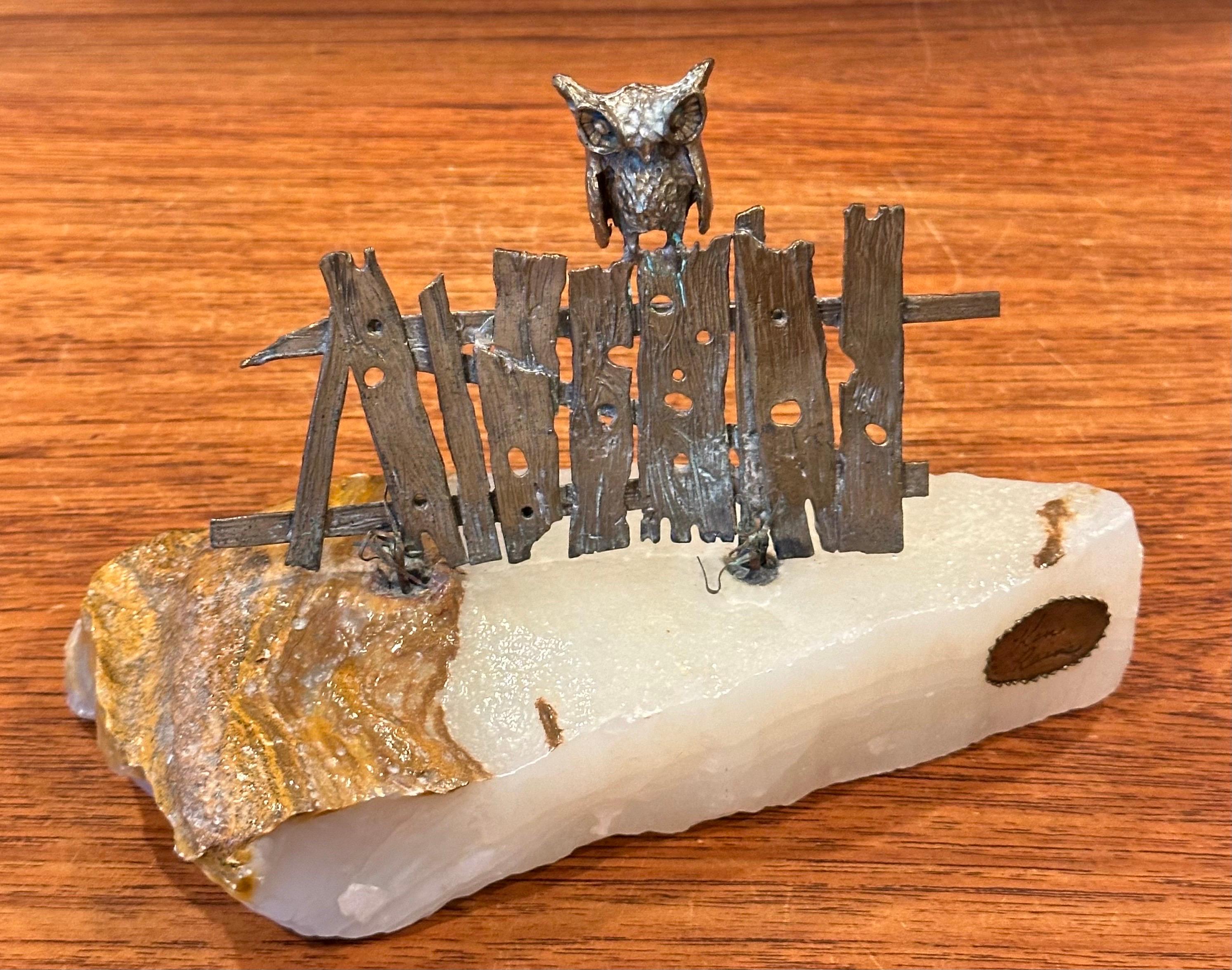 Brutalistische Eule auf Bank-Skulptur aus Rohmetall auf Quarz von Ken Rains im Zustand „Gut“ im Angebot in San Diego, CA