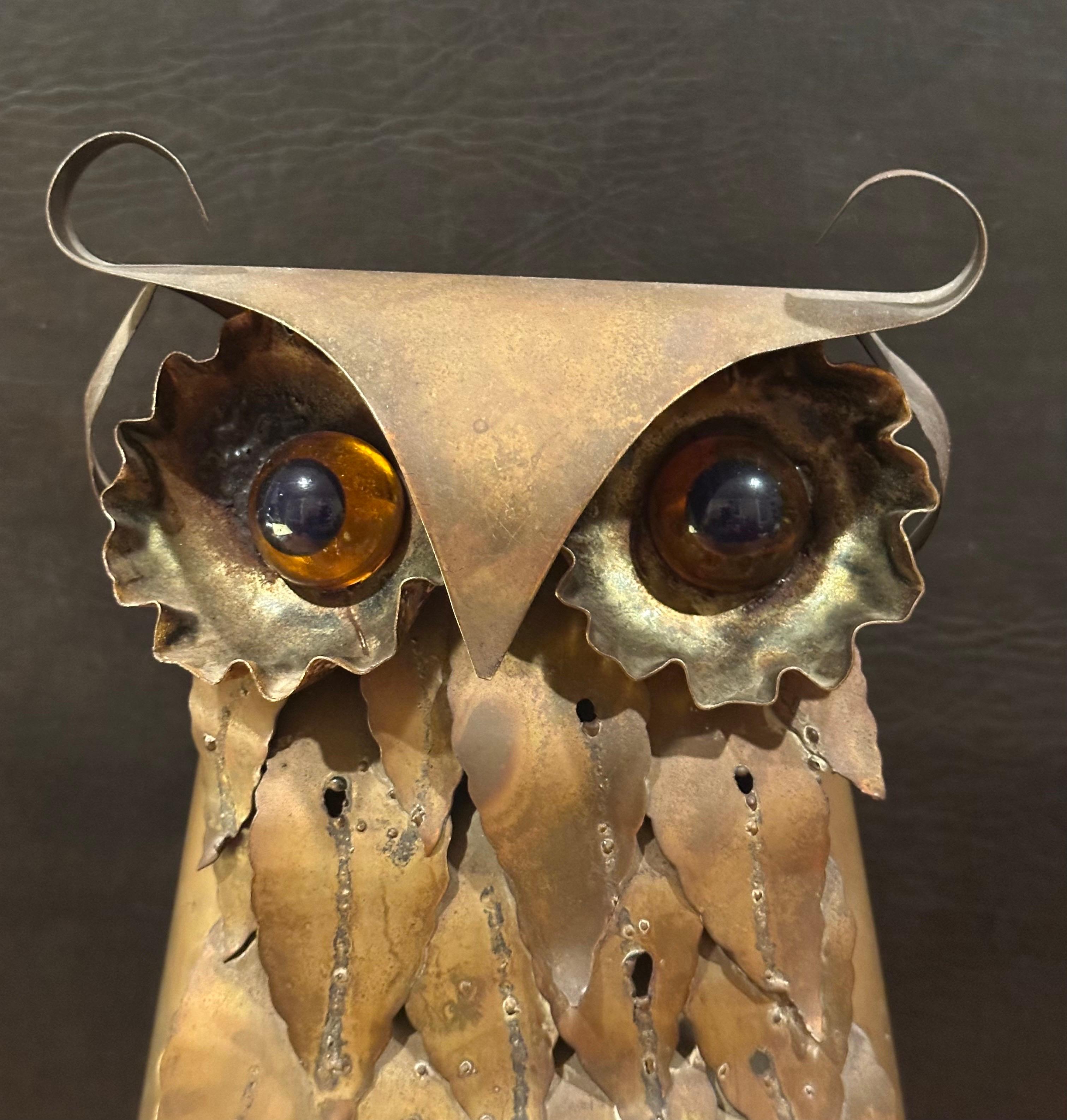 XX secolo Brutalist Owl Sculpture in Raw Metal with Glass Eyes in the Style of Curtis Jere in vendita