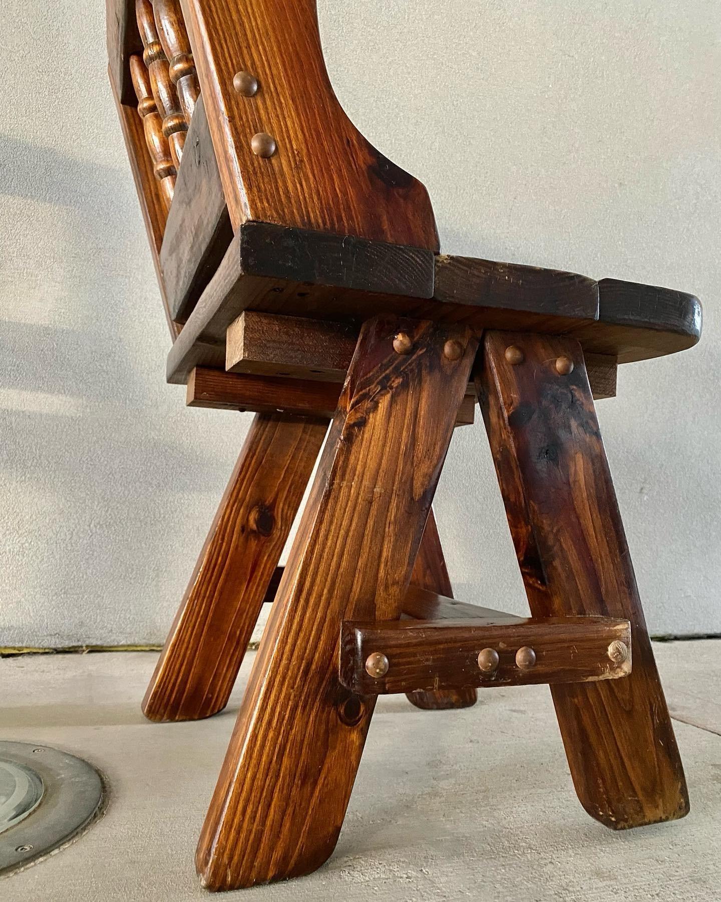 Pareja de sillas Brutalistas de pino envejecido, pesadas y hechas a mano. Este par de sillas se ha creado siguiendo el estilo de Pierre Chapo, Charlotte Perriand, Victor Courtay y De Puyt. Están hechos de tablas de pino gruesas con bonitas