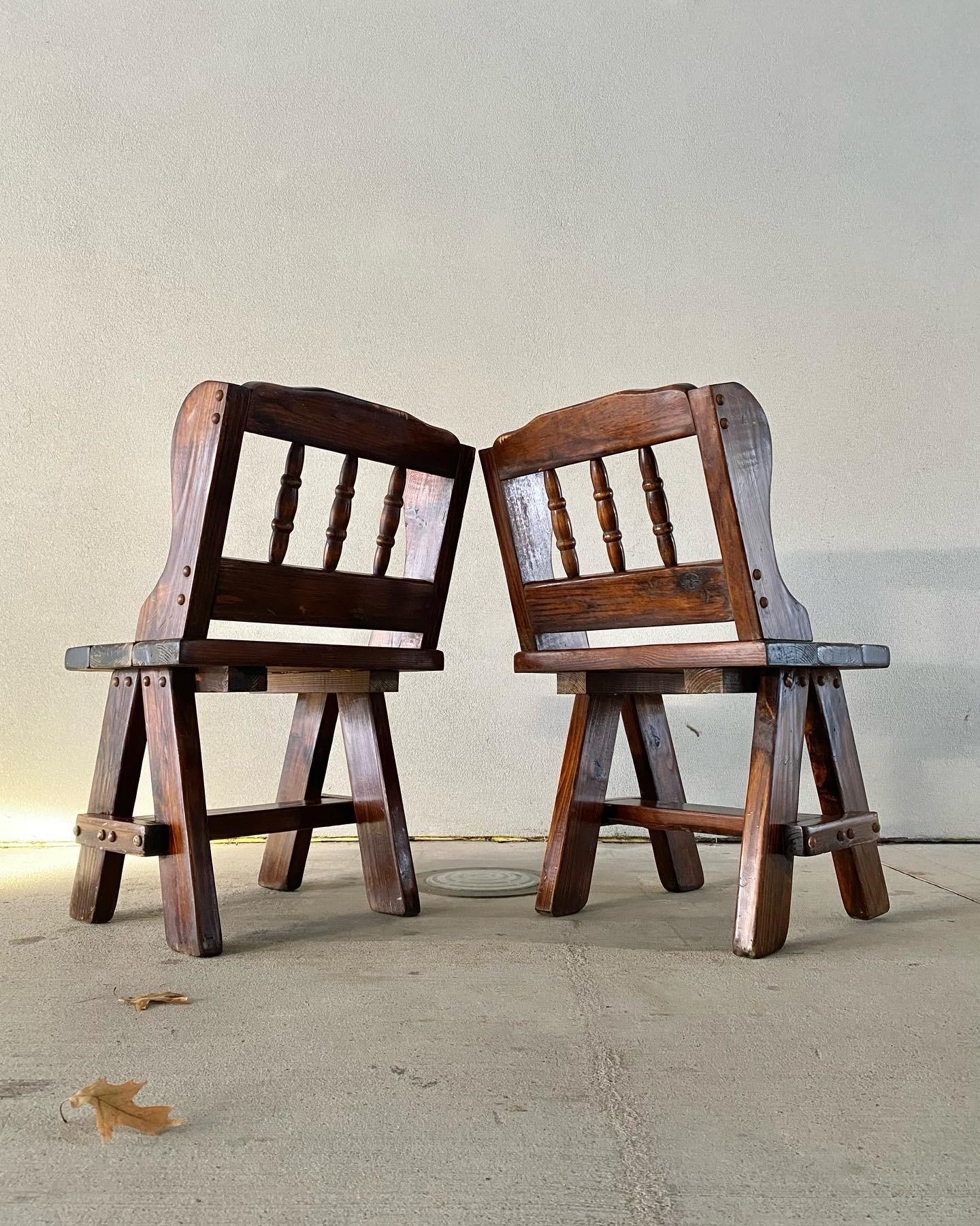Pareja de sillas brutalistas de pino nudoso (según Charlotte Perriand / Pierre Chapo) Brutalista en venta