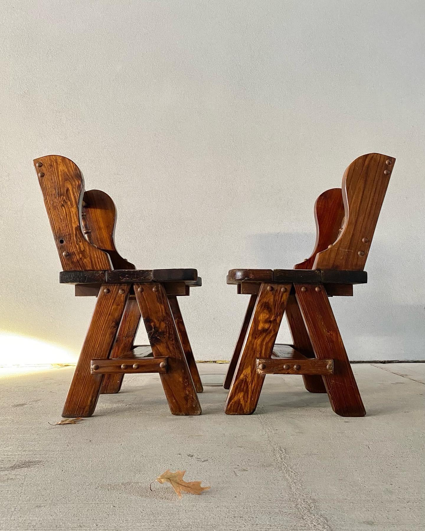 Pareja de sillas brutalistas de pino nudoso (según Charlotte Perriand / Pierre Chapo) en Bueno estado para la venta en Round Top, TX