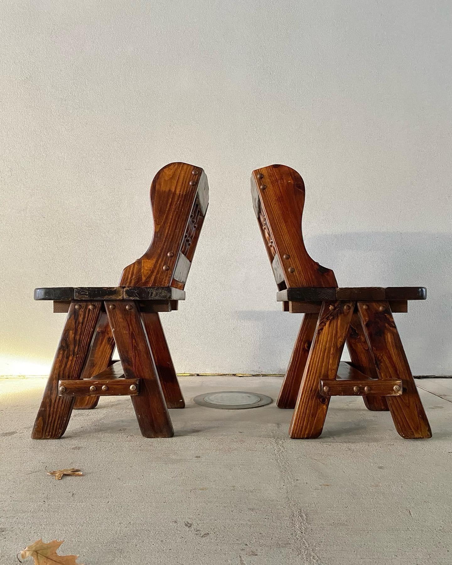 Pareja de sillas brutalistas de pino nudoso (según Charlotte Perriand / Pierre Chapo) siglo XX en venta
