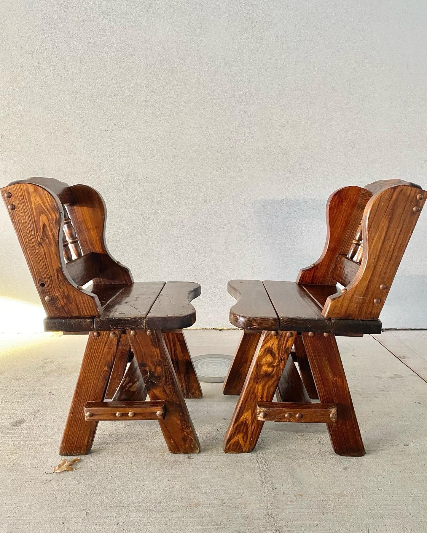 Pareja de sillas brutalistas de pino nudoso (según Charlotte Perriand / Pierre Chapo) Pino en venta