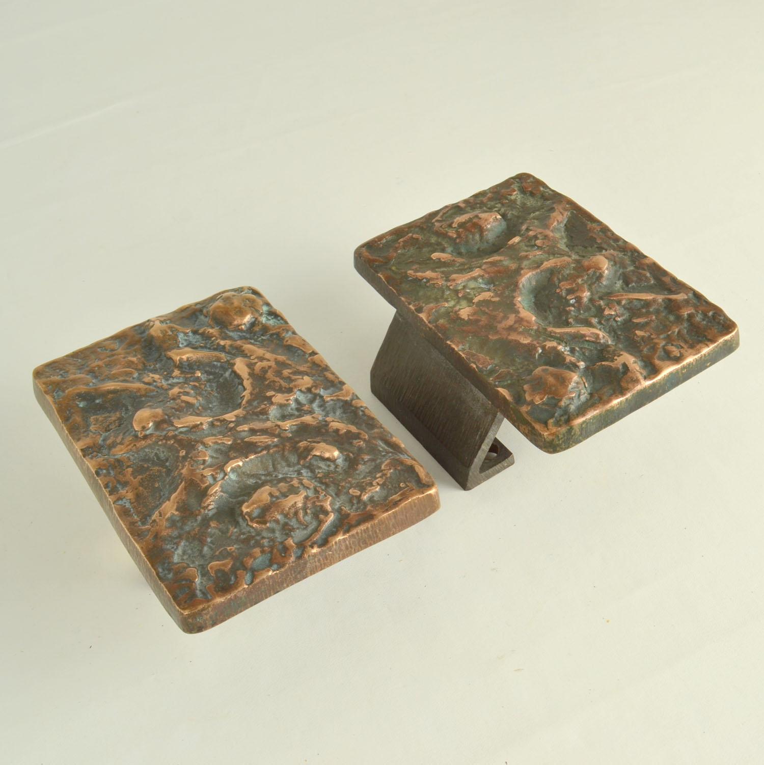 Set of two rectangular bronze door handles with abstract Brutalist relief and irregular textures, European 1970s. Their relief with original patina is expressive and will give real personality to a house.
These identical handles can be applied