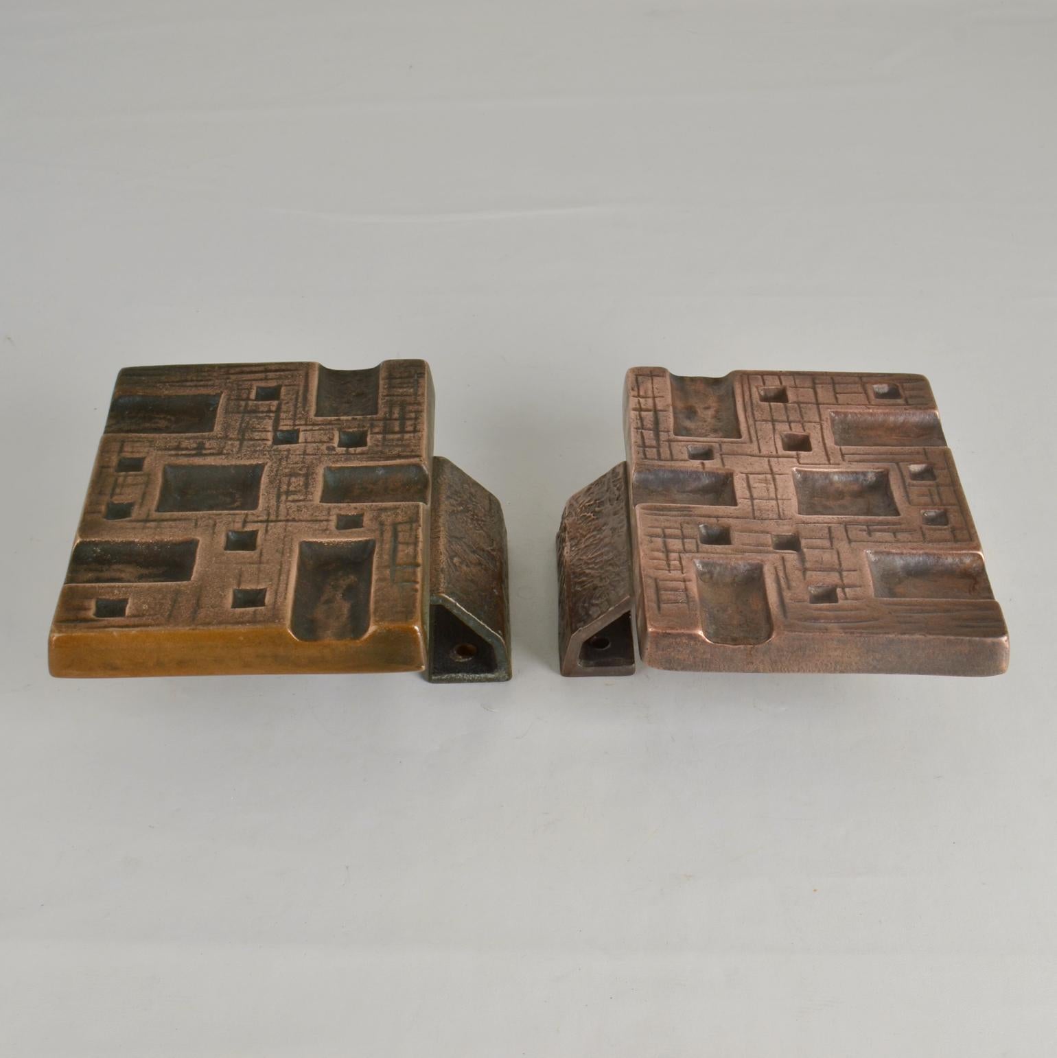 Paar rechteckige brutalistische Bronze-Türgriffe zum Drücken und Ziehen in geometrischem Relief, Brutalismus (Gegossen) im Angebot