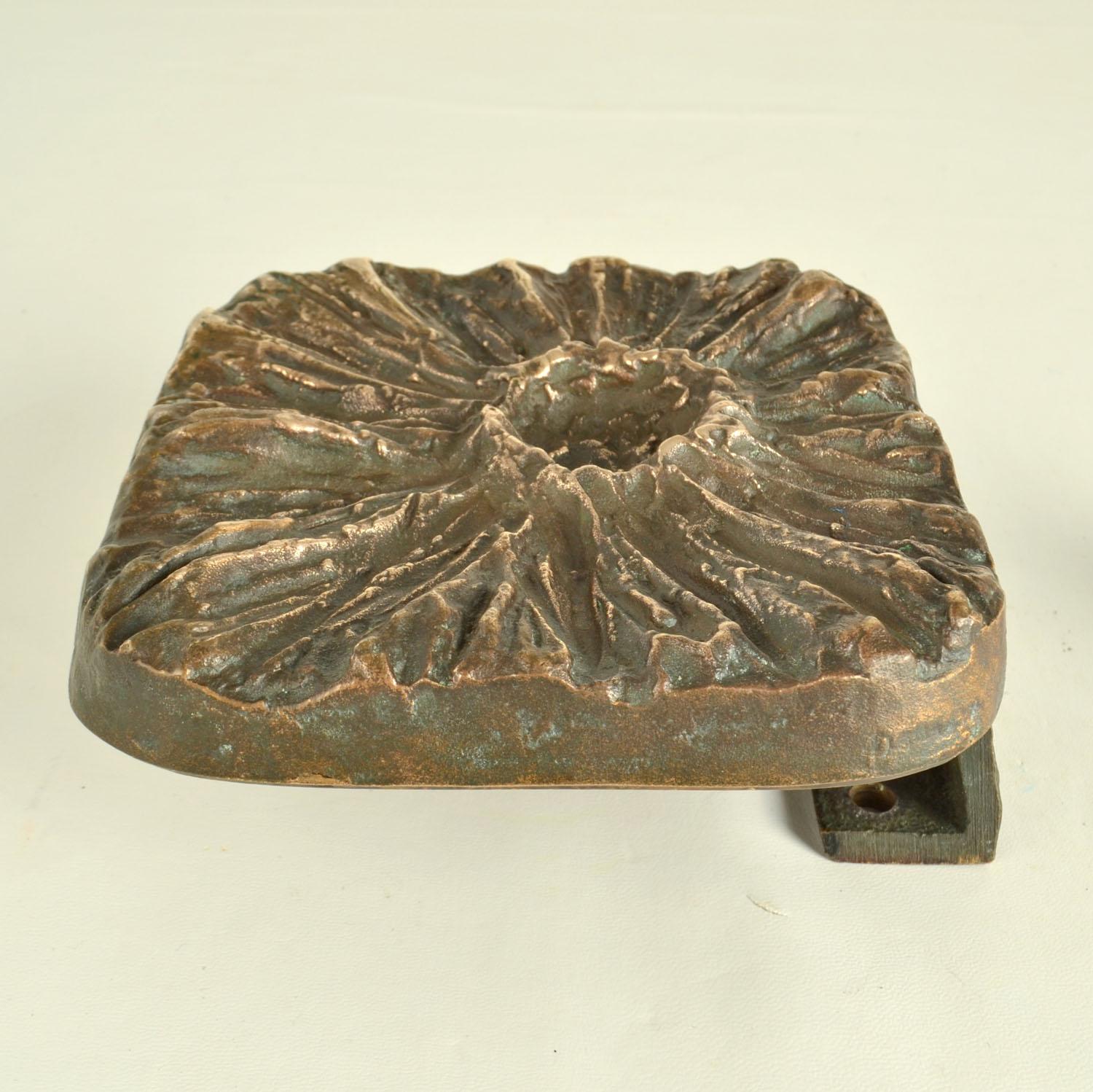 Brutalist Pair of Bronze Square Push Pull Door Handles with Flower Relief In Excellent Condition For Sale In London, GB