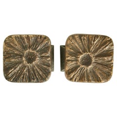 Pareja Brutalista de Tiradores Cuadrados de Bronce para Puertas con Relieve de Flores
