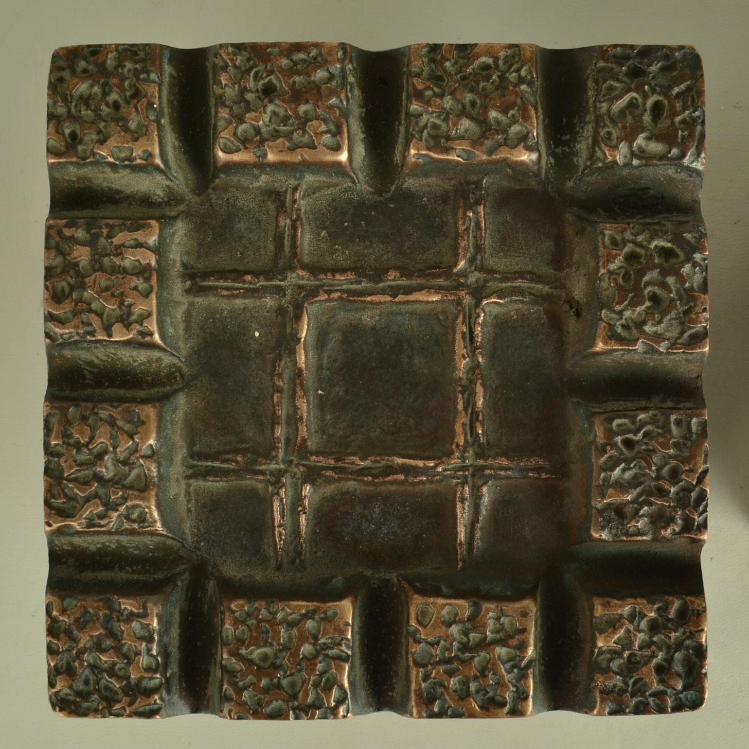 Brutalistisches Paar quadratische Bronze-Türgriffe zum Drücken und Ziehen mit geometrischem Relief, Brutalismus (Europäisch) im Angebot