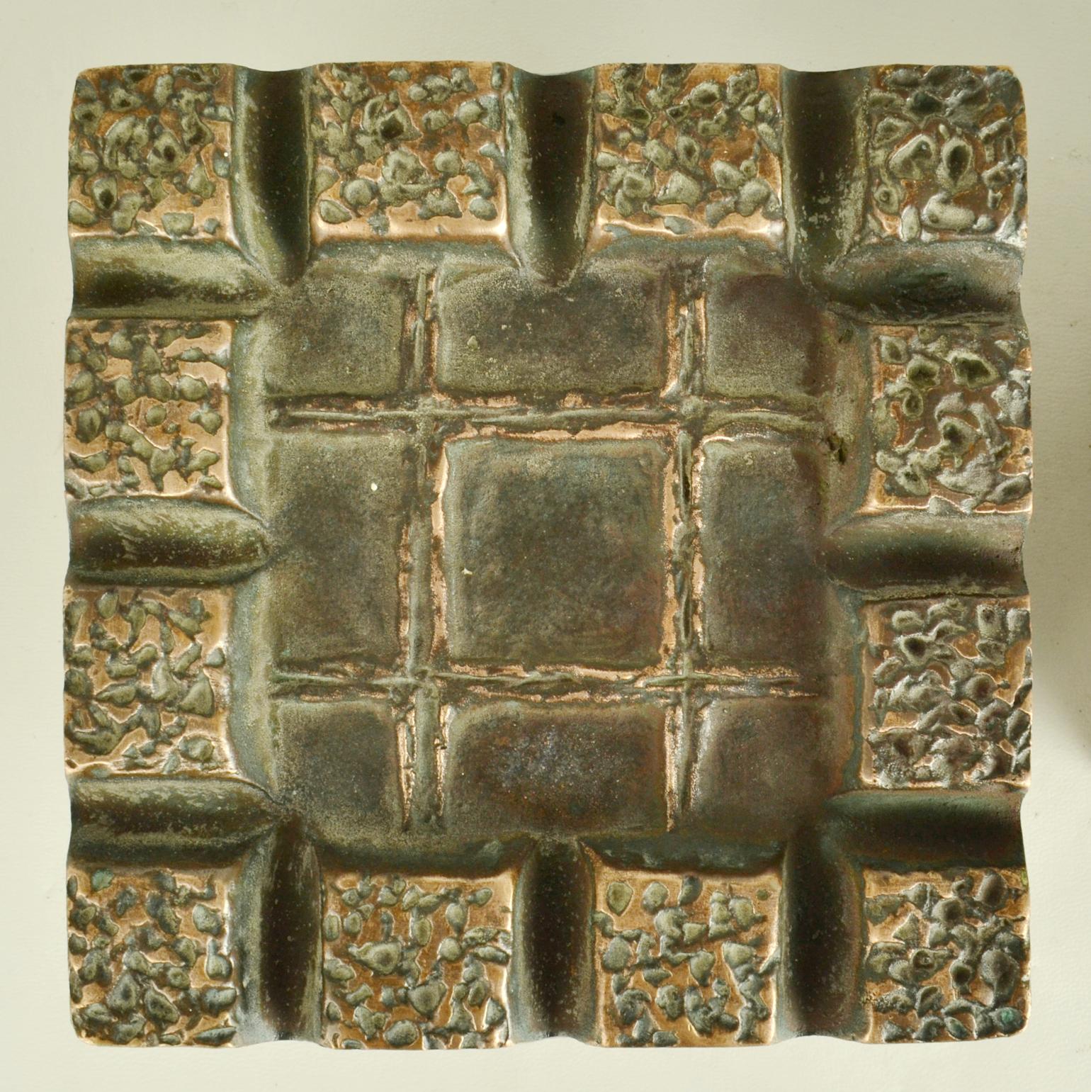 Brutalismo Coppia di maniglie a pressione quadrate in bronzo con rilievi geometrici in vendita