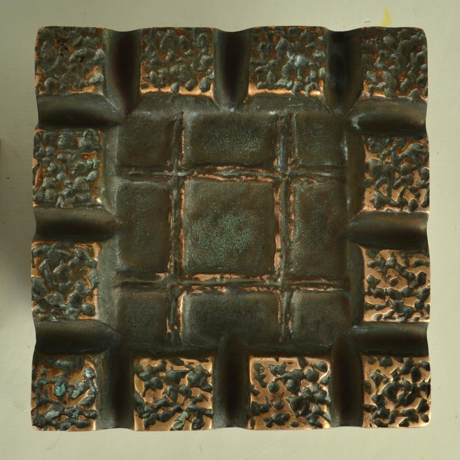 Brutalistisches Paar quadratische Bronze-Türgriffe zum Drücken und Ziehen mit geometrischem Relief, Brutalismus (Gegossen) im Angebot