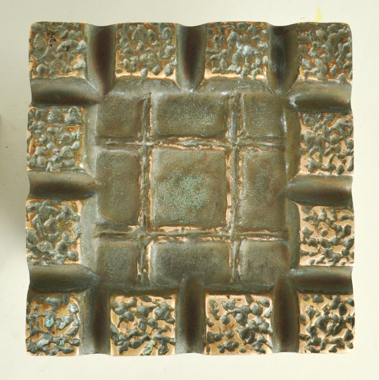 Europeo Coppia di maniglie a pressione quadrate in bronzo con rilievi geometrici in vendita