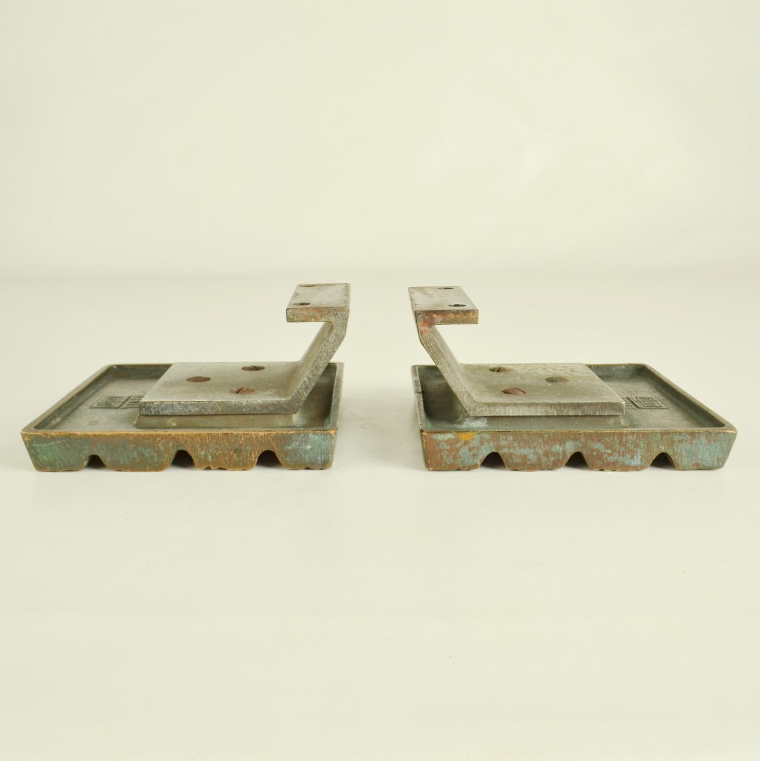 Calco Coppia di maniglie a pressione quadrate in bronzo con rilievi geometrici in vendita