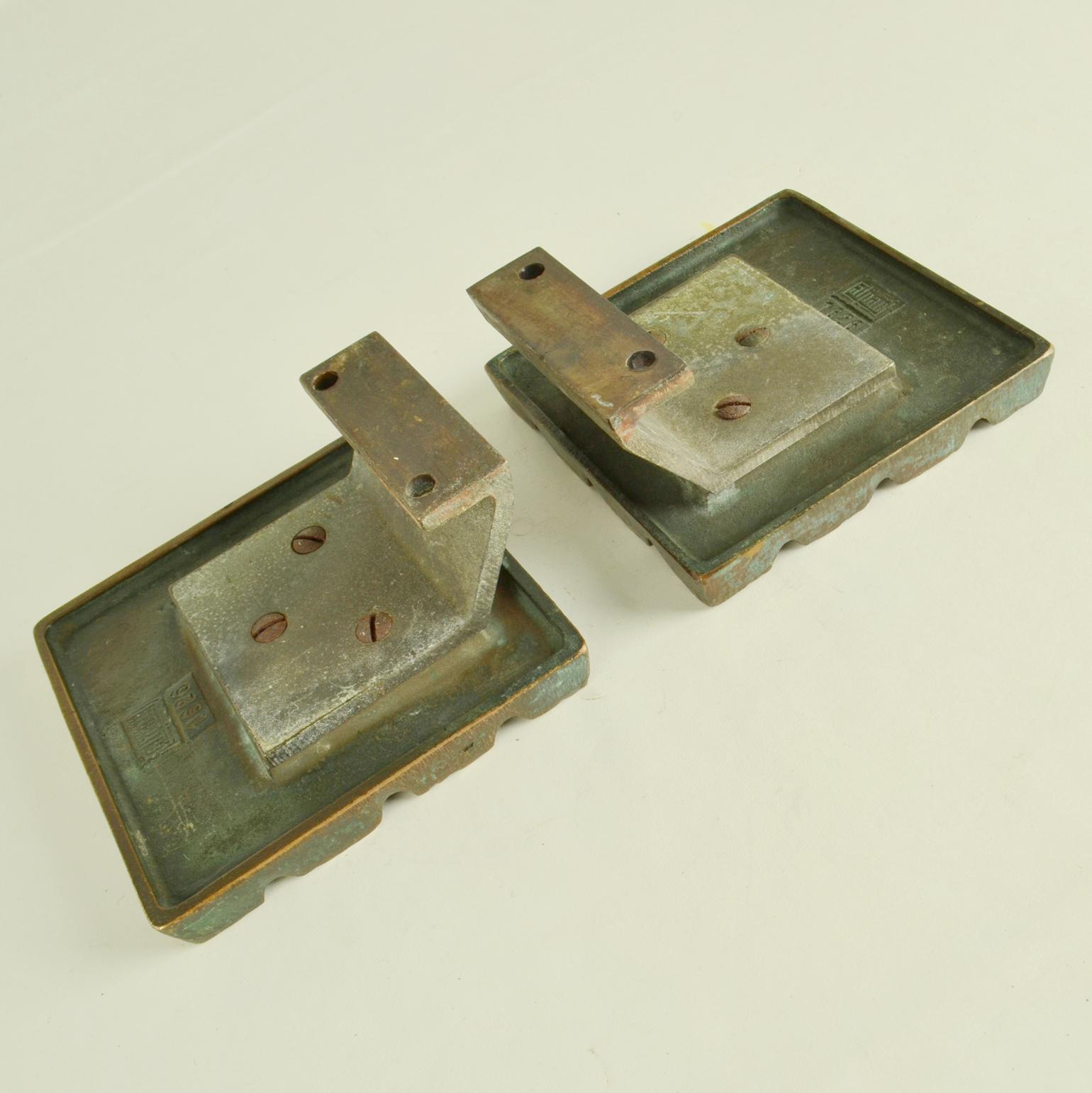 Coppia di maniglie a pressione quadrate in bronzo con rilievi geometrici In condizioni ottime in vendita a London, GB