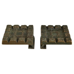 Paire de poignées de porte carrées brutalistes en bronze avec relief géométrique